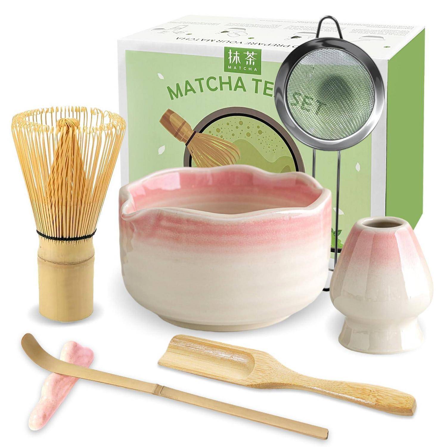 Matcha-Tee-Set mit Schale, Schneebesen, Sieb, Löffel, Besenstänader und Löffelablage, dargestellt mit Produktkarton.