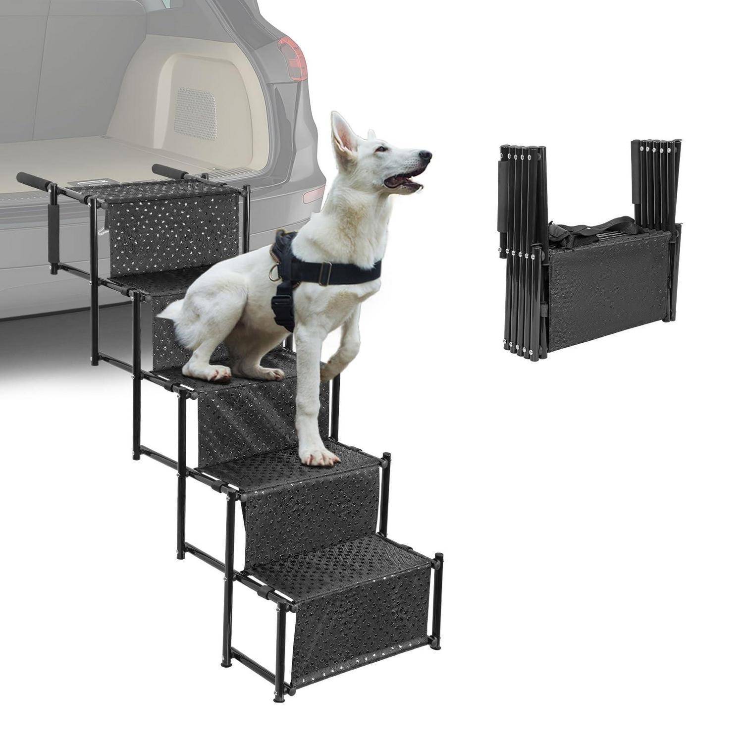 Zusammenklappbare Hundetreppe mit Seitenschienen, die an einer Fahzeugstoßstange befestigt sind, mit einem weißen Hund, der die Stufen hochklettert; die Einleitung zeigt die zusammengeklappten Treppen.