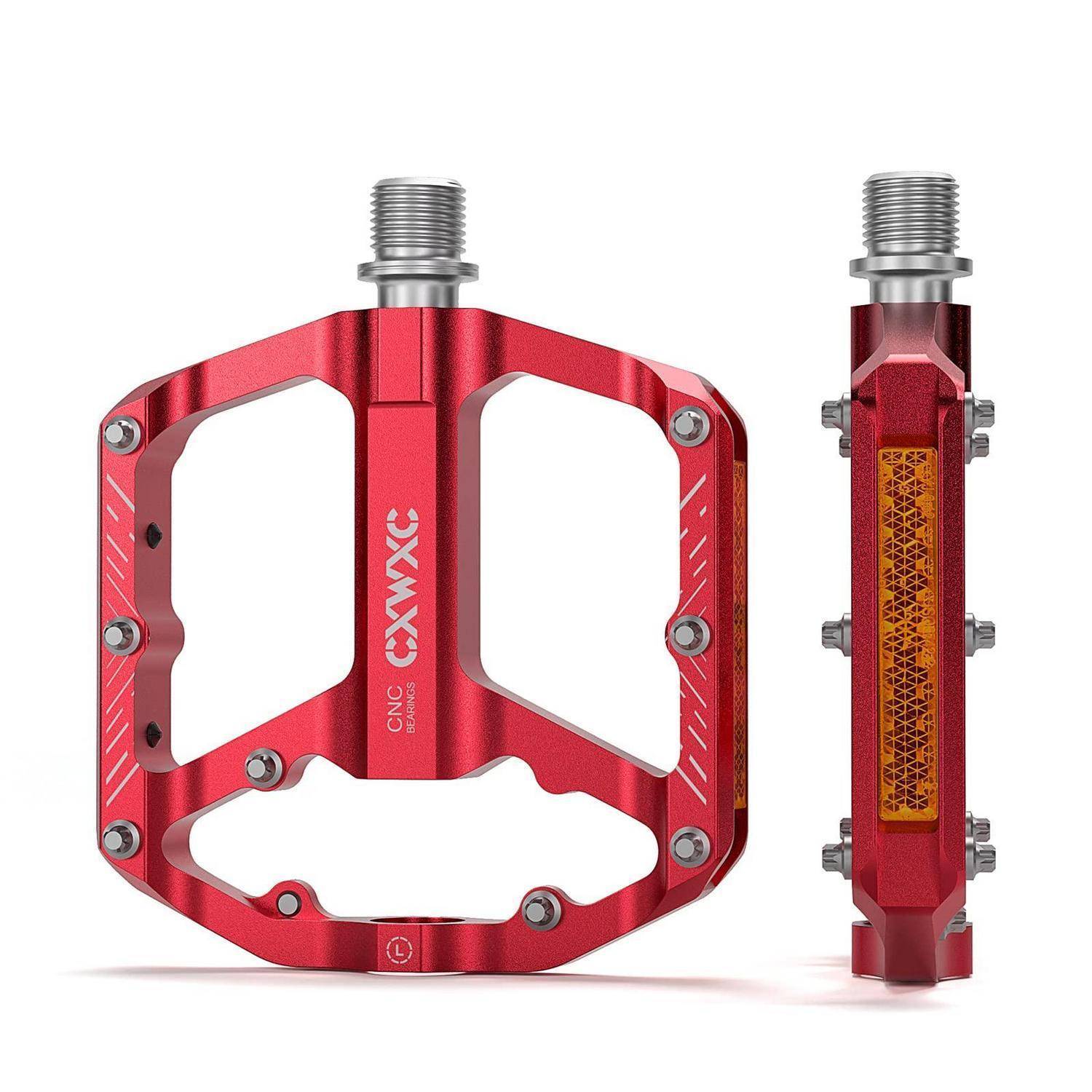 Rotes CNC-Fahrradpedal in Vorder- und Seitenansicht mit Metallspindel und Reflektoren, freigestellt auf weißem Hintergrund.