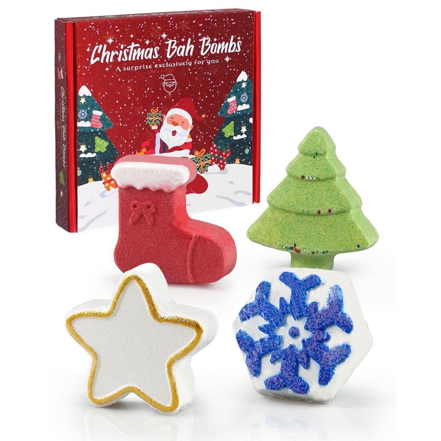 Weihnachtliches Badebomben-Geschenkset mit vier festlichen Bomben: Strumpf, Baum, Stern und Schneeflocke, neben roter Feiertagsverpackung mit dem Weihnachtsmann.