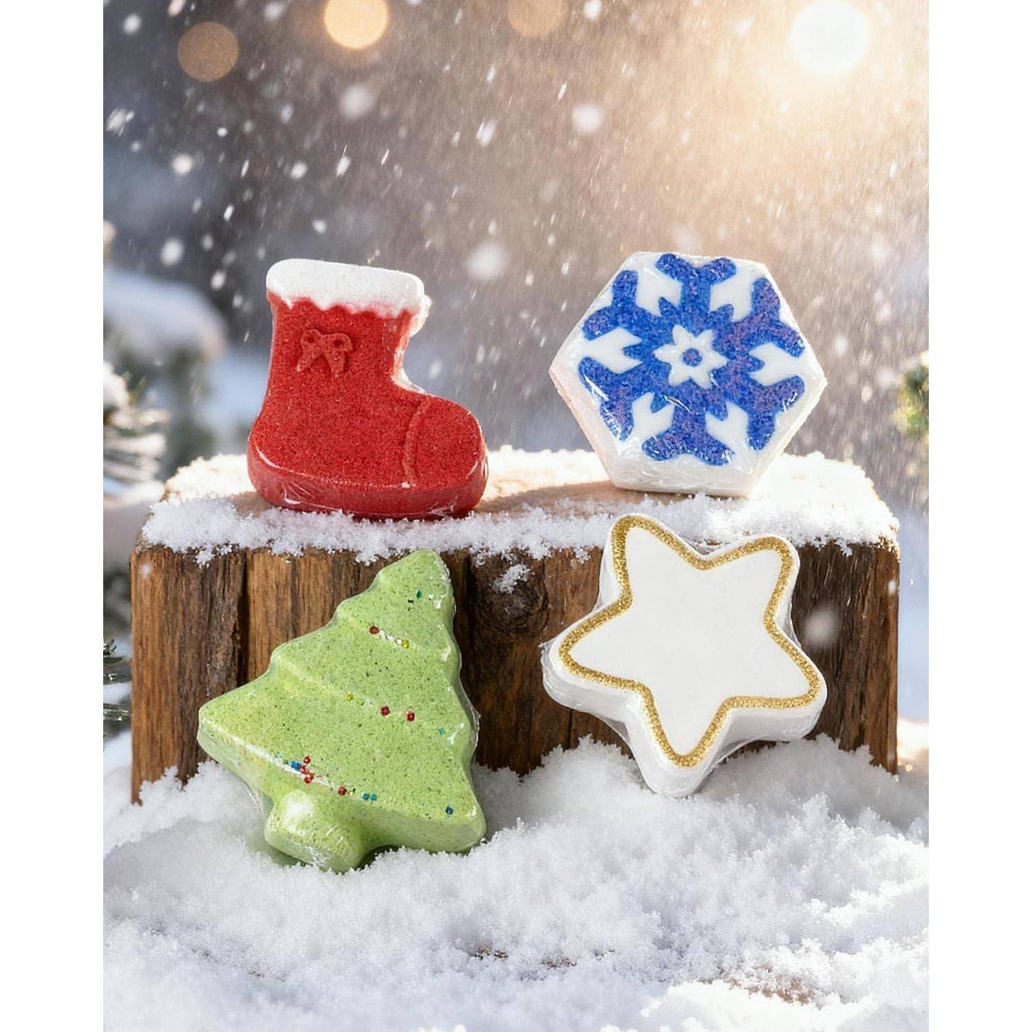Weihnachtskekse in Form einer roten Socke, einer blauen Schneeflocke, eines grünen Baumes und eines weißen Sterns, angeordnet im Schnee auf einem Holzstumpf.