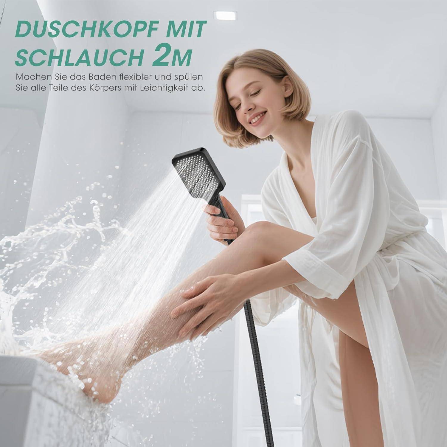 Frau in einem weißen Bademantel spült ihr Bein mit einem tragbaren Duschkopf in einem hellen Badezimmer; deutscher Text lautet „DUSCHKOPF MIT SCHLAUCH 2M