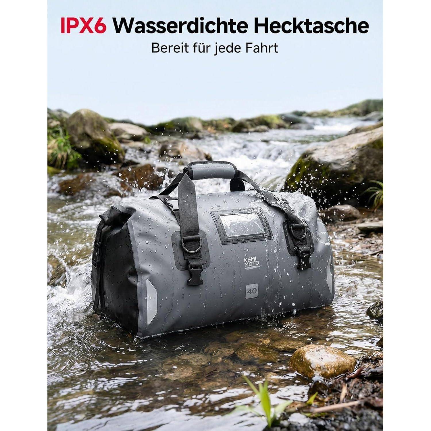 Wasserdichte graue Sporttasche in einem flachen Bach, mit der Bezeichnung „IPX6 Wasserdichte Hecktasche" und „Bereit für jede Fahrt"", die Wasserbeständigkeit demonstriert.