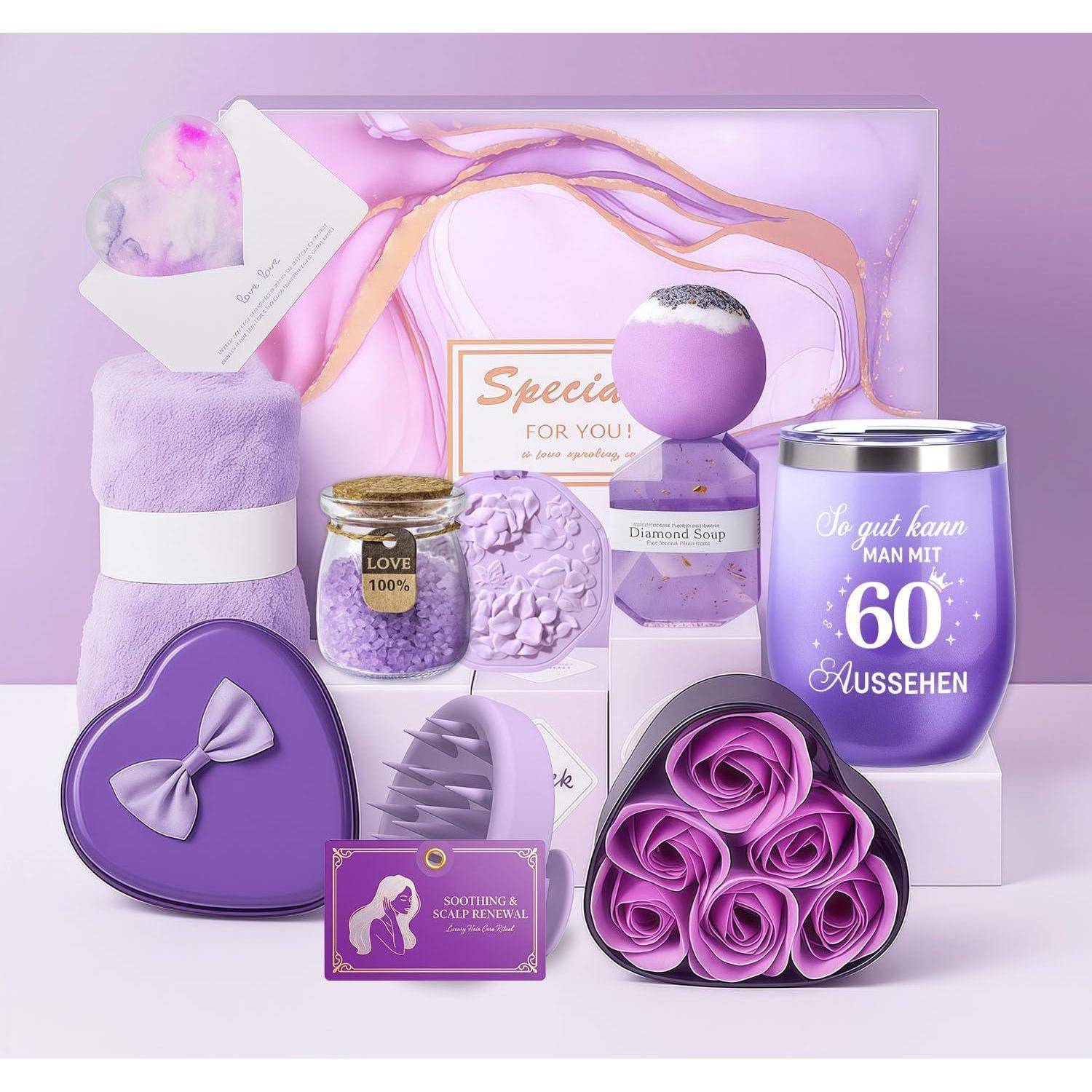 Geschenkset im Lila-Design mit Badeprodukten, einer Herzdose, rosenförmigen Seifen, einem Kerzenglasund einer Tasse mit der Aufschrift „So gut kann MAN MIT 60+ AUSSEHEN