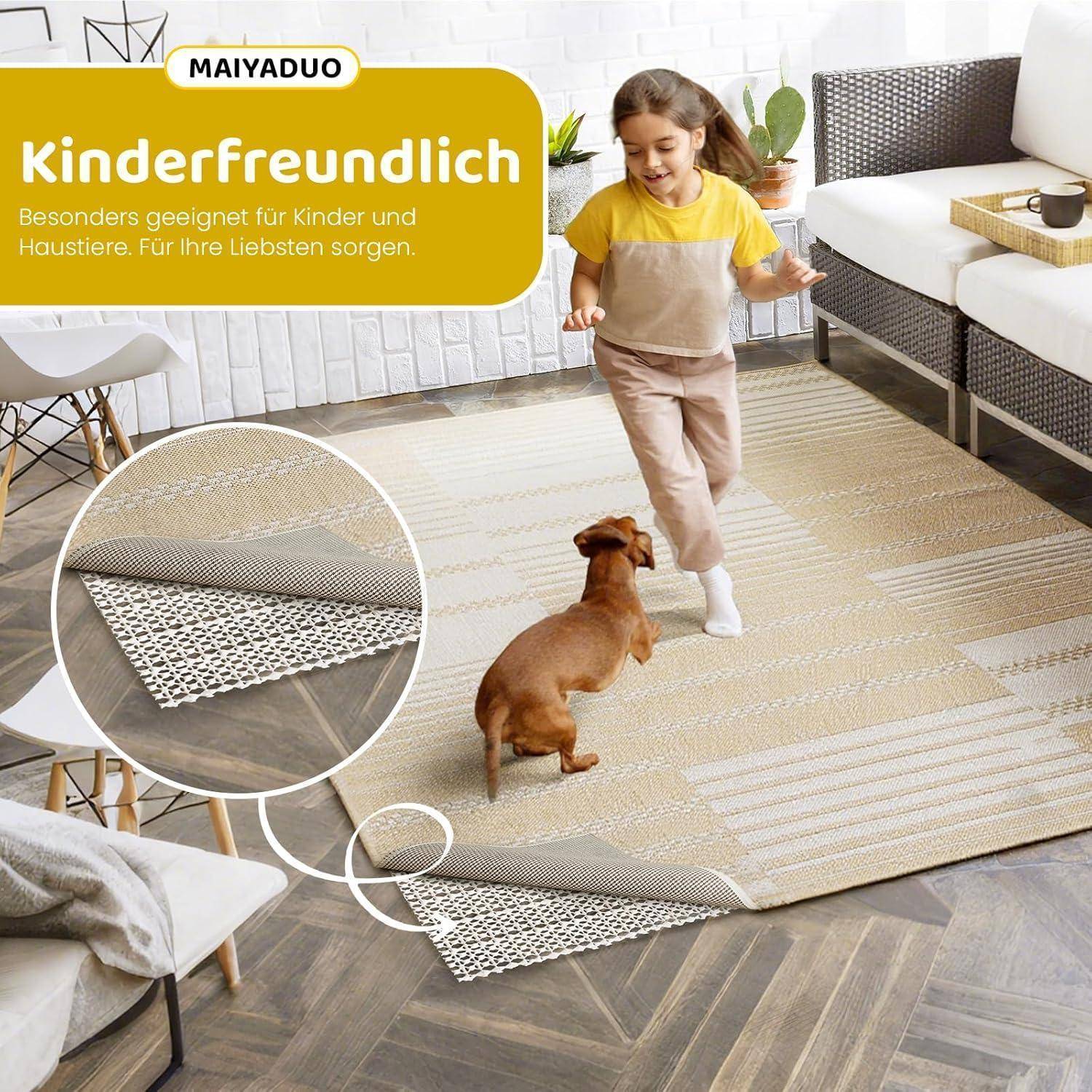 Kind und kleiner Hund spielen auf einem beigen gemusterten Teppich in einem hellen Wohnzimmer; die Vergrößerung zeigt die gewebte, haustierfreundliche Textur des Teppichs.