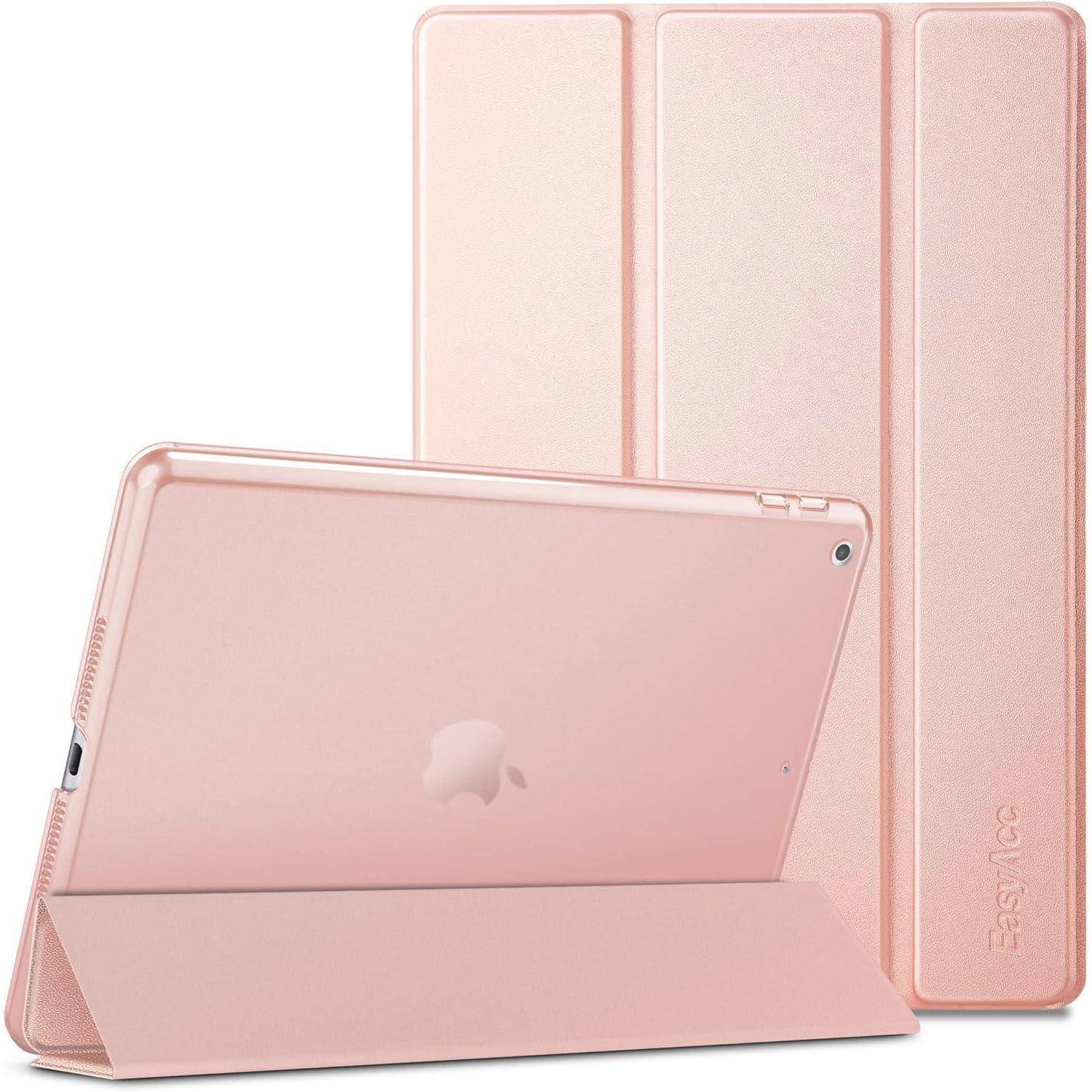 Rosa Tablet in einer Schutzhülle zum Zusammenklappen, von vorne und hinten gezeigt, aufrecht stehend mit sichtbarem Apple-Logo.