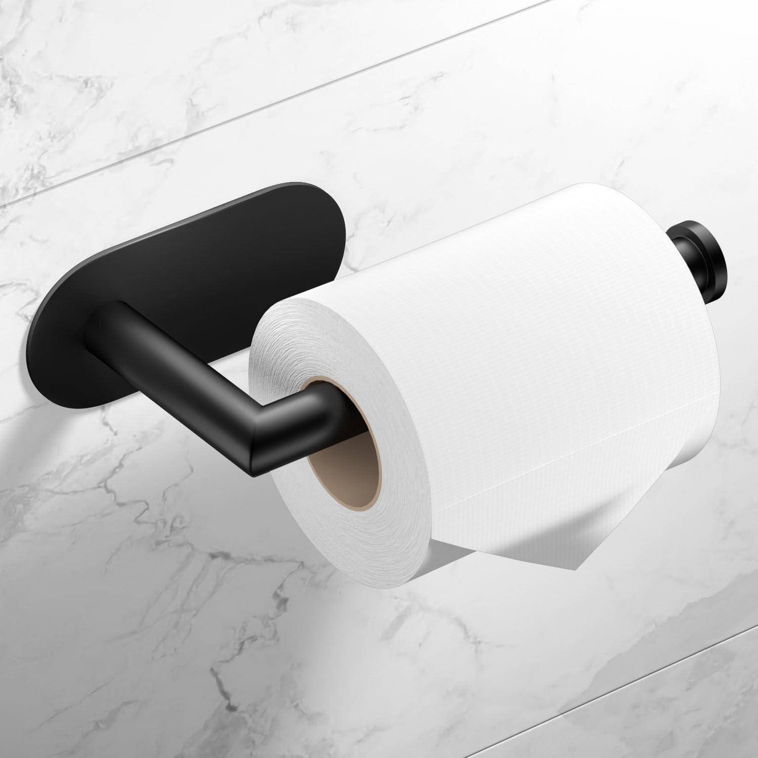 Wandmontierter Toilettenpapierhalter mit einer einzelnen weißen Rolle auf einer schwarzen Halterung vor einer hellen Marmormauer.