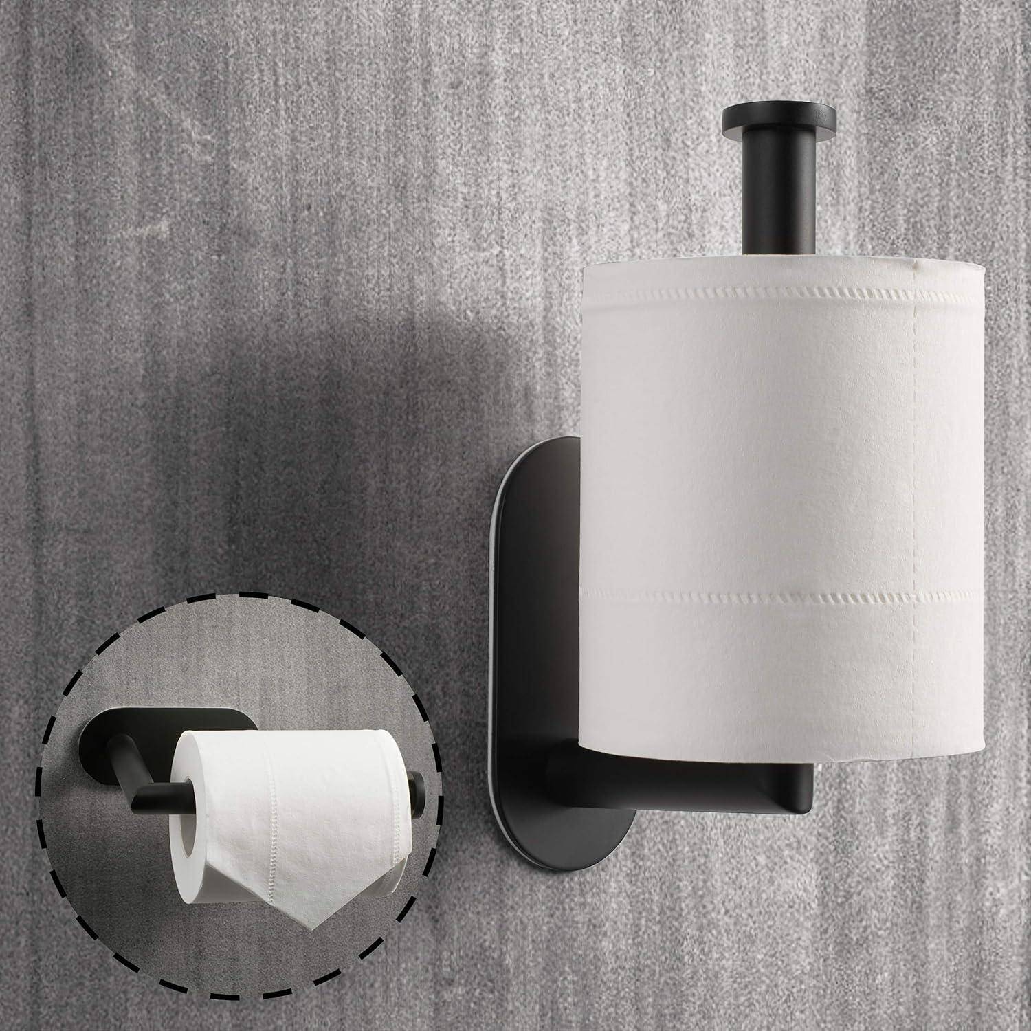 Wandmontierter Toilettenpapierhalter mit einer Ersatzrolle, montiert auf einer Badezimmerwand aus gebürstetem Metall; die Einfügung zeigt eine Rolle, die entnommen wird.