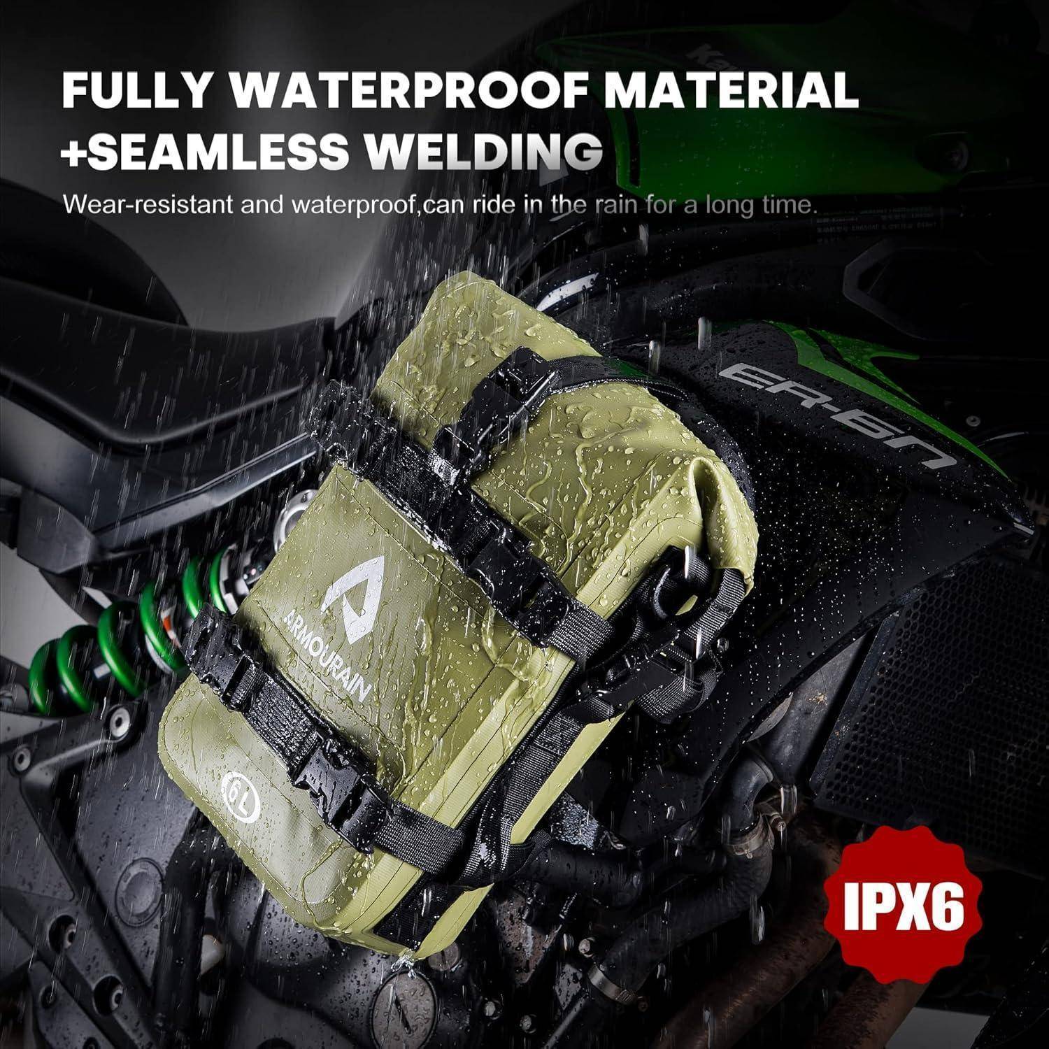 Wasserdichte grüne Lenkertasche, die bei starkem Regen an einem Motorrad befestigt ist, mit der Aufschrift „VOLLSTÄNDIG WASSERDICHTES MATERIAL + NAHTLOSE VERSCHWEISSUNG" und „IPX6"".