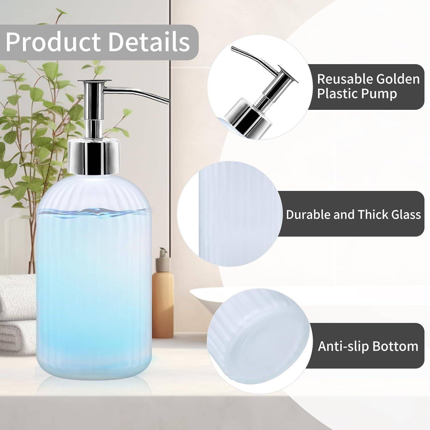 Produktdetail-Grafik eines blauen Glasseifen­spenders mit goldener Pumpe, die eine wiederverwendbare Kunststoffpumpe, langlebiges dickes Glas und einen rutschfesten Boden hervorhebt.