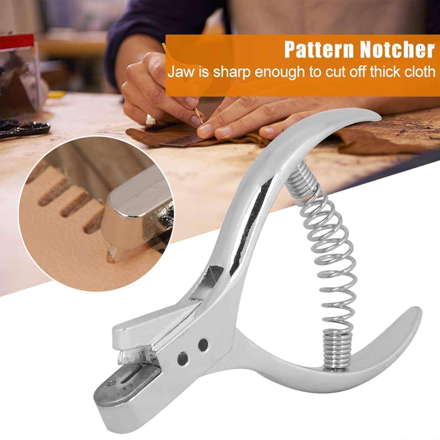 Produktbild eines silbernen Musternockers mit Federsicherungsgriff, der dicken Stoff schneidet; eine vergrößerte Nahaufnahme hebt die scharfe Backe hervor und der Text lautet „Pattern Notcher" (Musternotecher) und „Jaw is sharp enough to cut off thick cloth"" (Die Backe ist scharf genug, um dicken Stoff zu durchschneiden).
