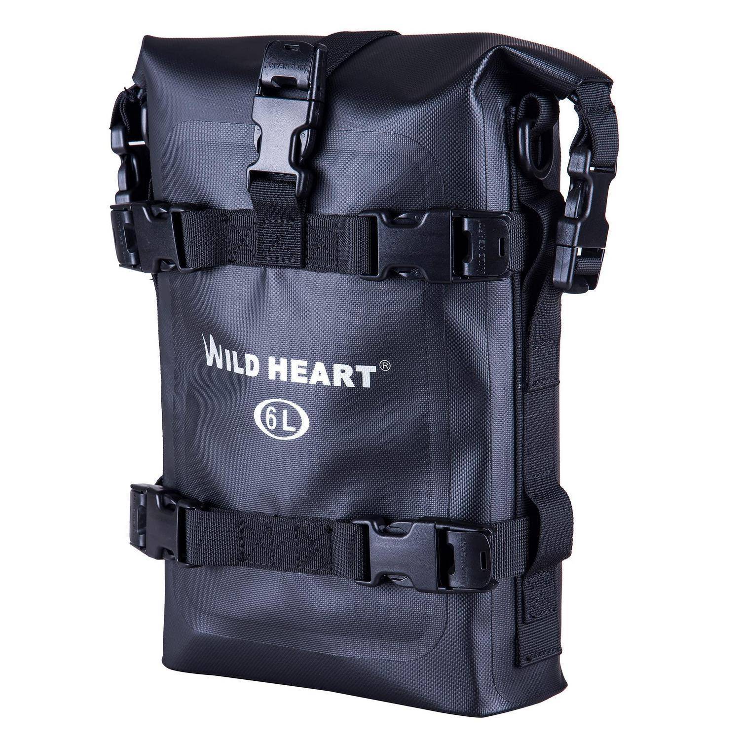 Schwarze wasserdichte Rollverschluss-Trockentasche mit Schnallen und Schultergurten, beschriftet mit „WILD HEART