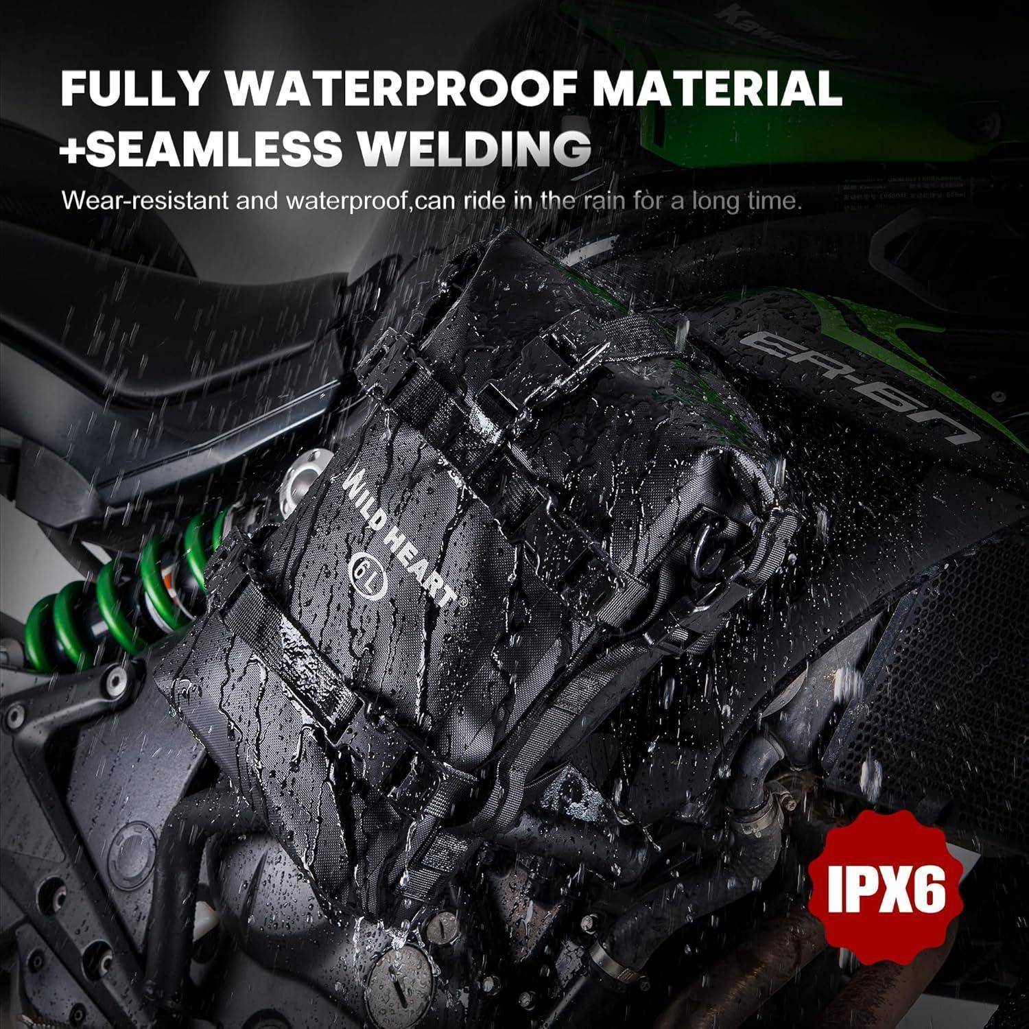 Anzeige für eine wasserdichte Motorrad-Tasche oder Ausrüstung, bedeckt mit Regen, beschriftet mit „VOLLSTÄNDIG WASSERDICHTES MATERIAL + NAHTLOSE SCHWEISSUNG" und „IPX6"".