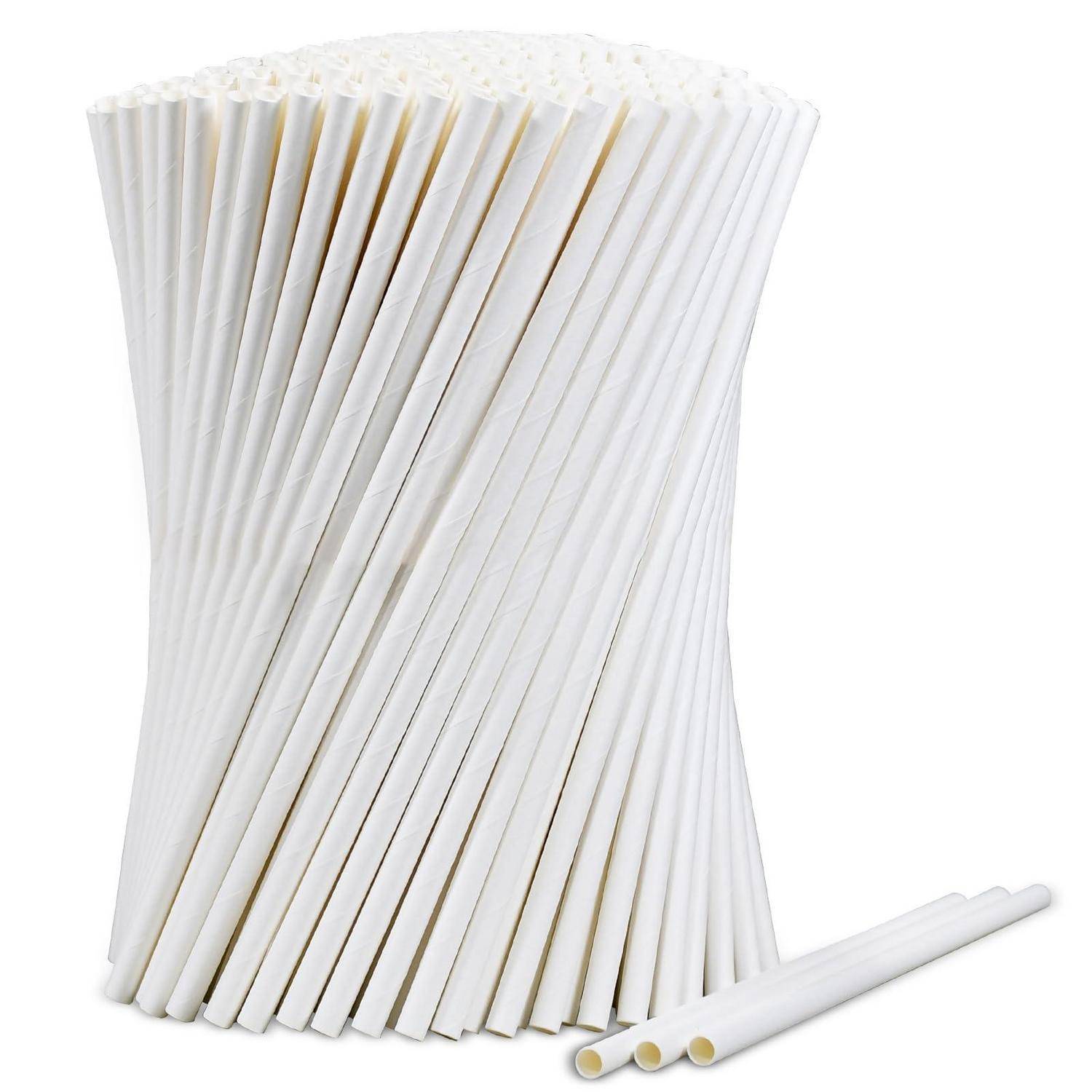 Bündel weißer Papiertrinkhalme mit drei Halmen neben der eingewickelten Packung.