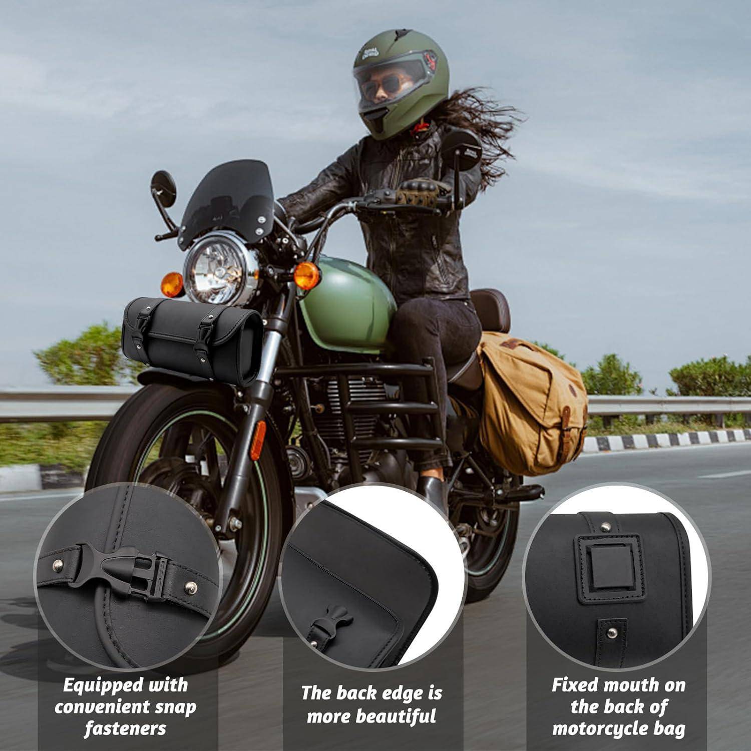 Motorradfahrer auf einem grünen Motorrad fahrend mit brauner Satteltasche und schwarzer Tankbag; Beschriftungen zeigen Taschenfunktionen: Druckknopfverschlüsse, saubere hintere Kante, hintere Befestigungslasche.