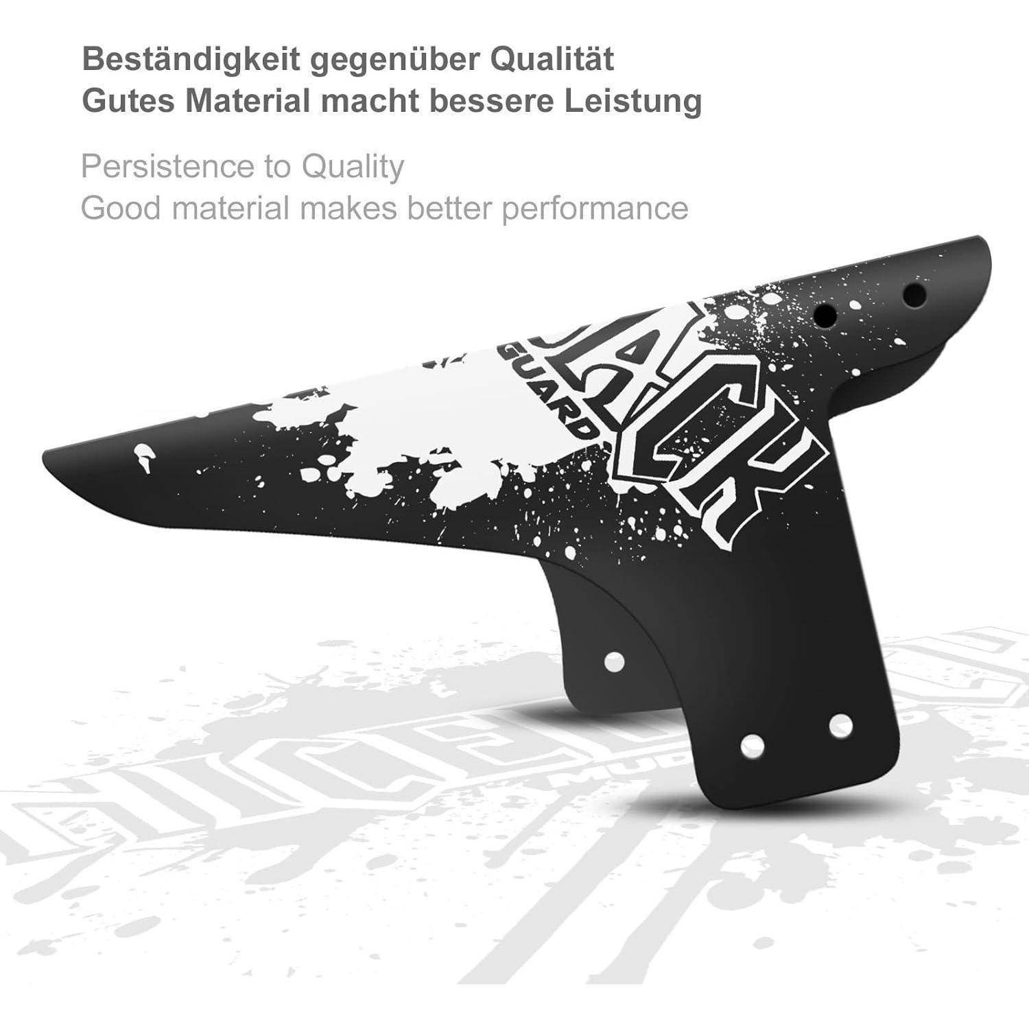 Schwarz-Weiß-Nahaufnahme einer Surfbrettfinne mit der Aufschrift „AQUA GUARD", mit Text, der besagt, dass gutes Material bessere Leistung ermöglicht.