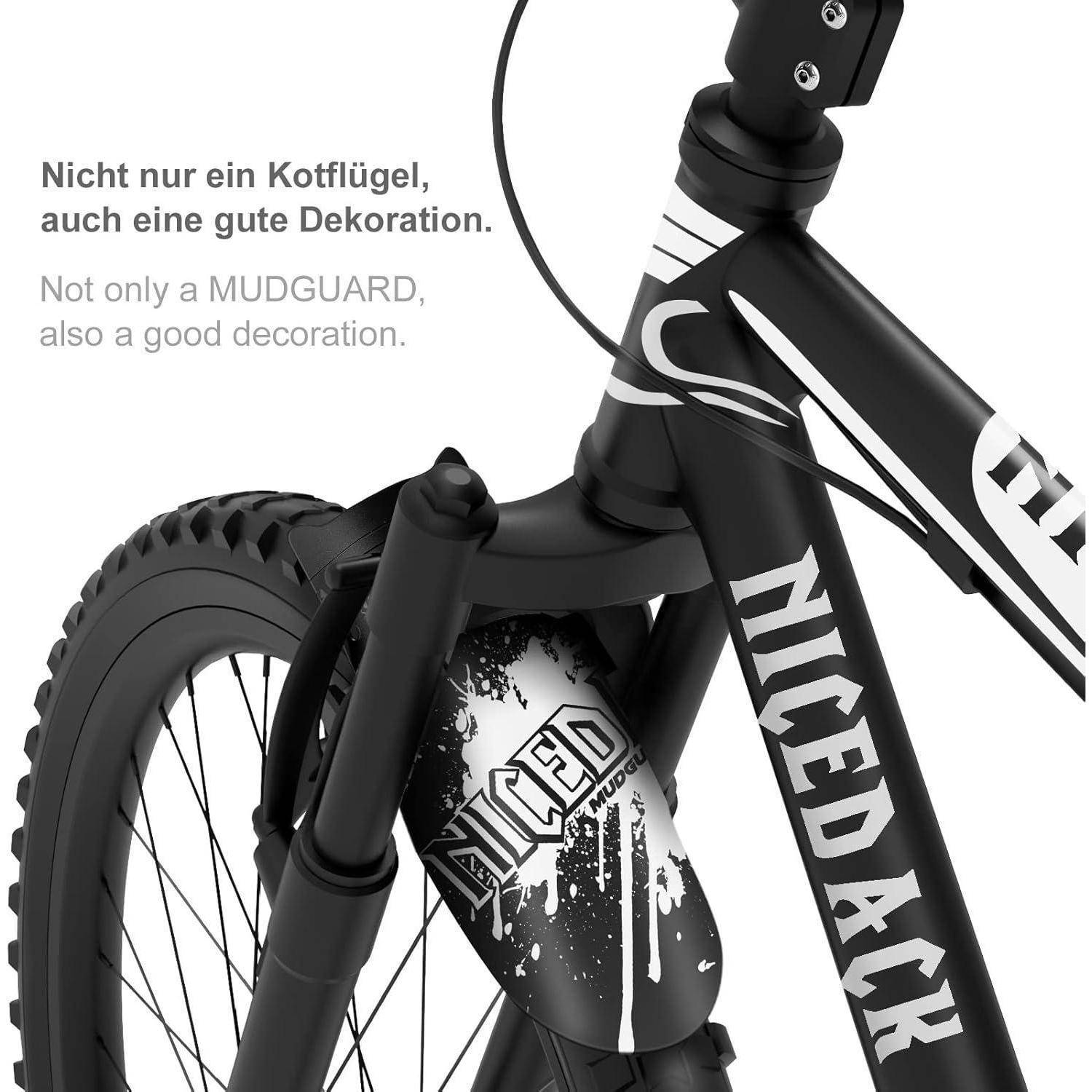 Nahaufnahme eines schwarzen Fahrrads mit einer vorderen Schutzbleche mit der Aufschrift "NICE DACK""; der Text besagt, dass es sich nicht nur um ein Schutzblech handelt, sondern auch um eine Dekoration.