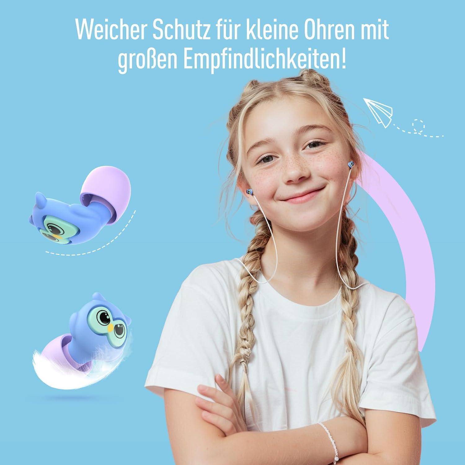 Lächelndes Mädchen, das kleine In-Ear-Kopfhörer trägt; der deutsche Text lautet „Welcher Schutz für kleine Ohren mit großer Empfindlichkeit!