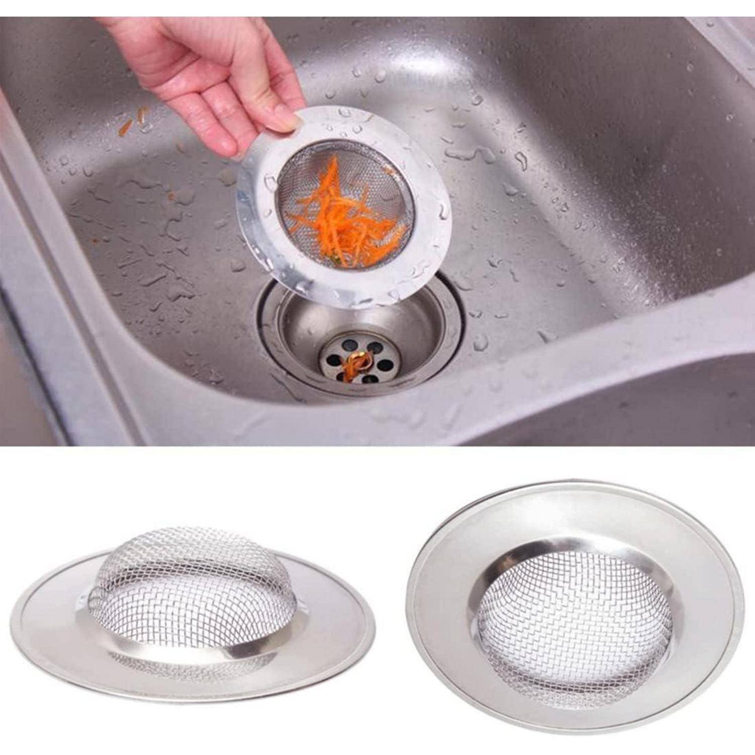 Hand hält ein Edelstahl-Spülensieb, das orangefarbene Speisereste über einem Küchenspülbecken auffängt, mit zwei Produktansichten darunter.