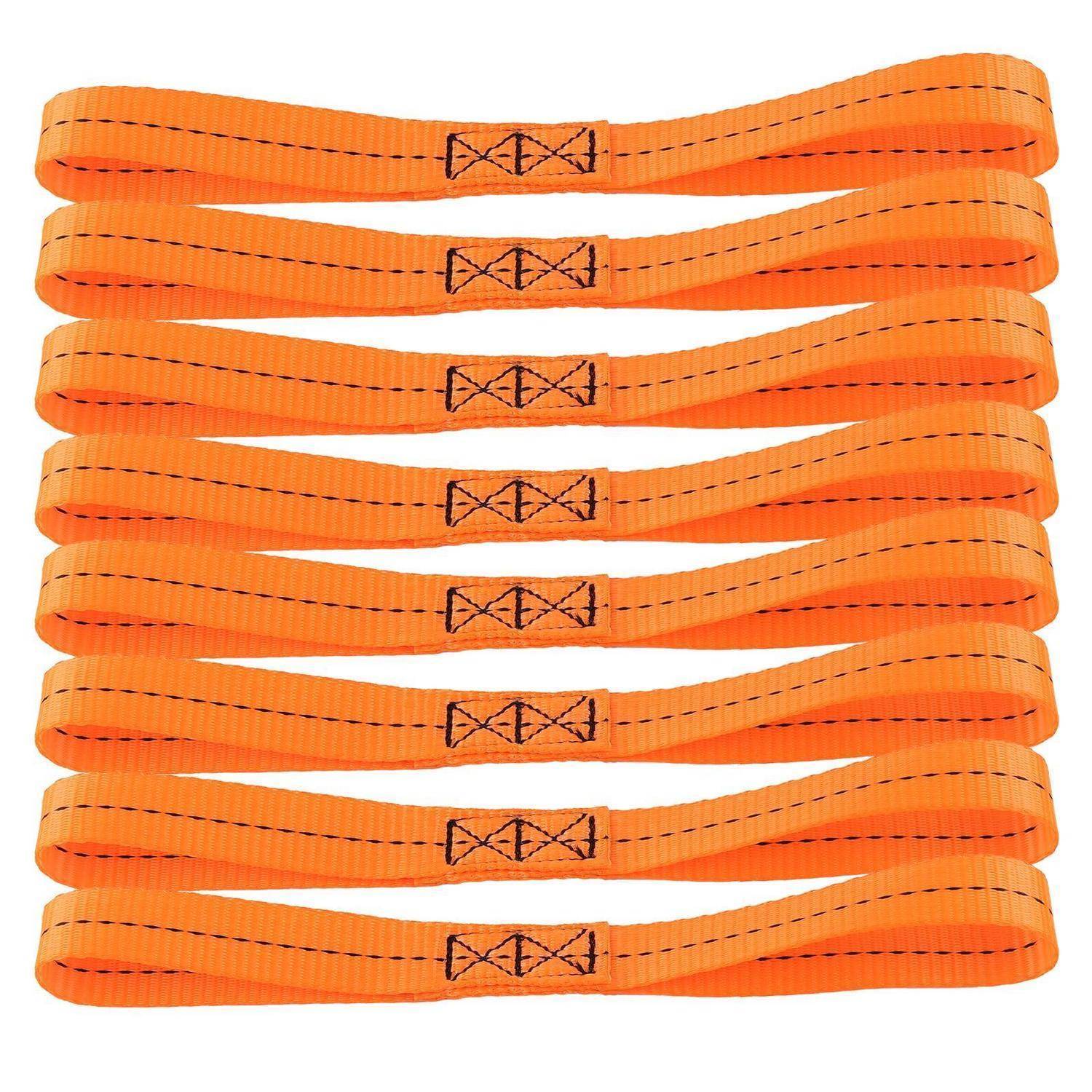 Stapel von acht orangefarbenen Ladungssicherungsriemen mit schwarz gestickten Mitteletiketten, horizontal auf weißem Hintergrund angeordnet.