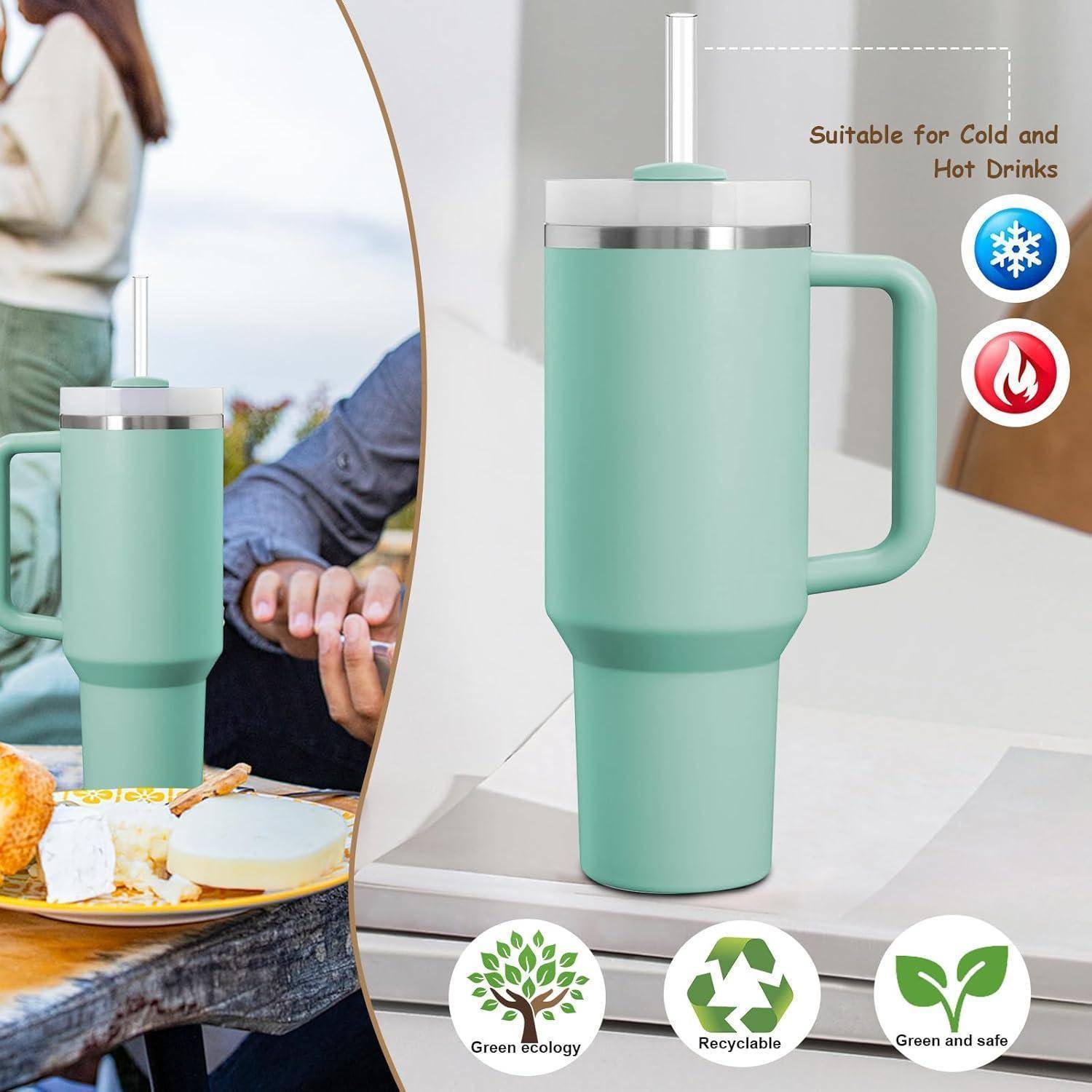 Trinkbecher mit mintgrünem Griff, Deckel und Strohhalm, dargestellt mit Symbolen, die anzeigen, dass er für heiße und kalte Getränke geeignet ist und recycelbar.