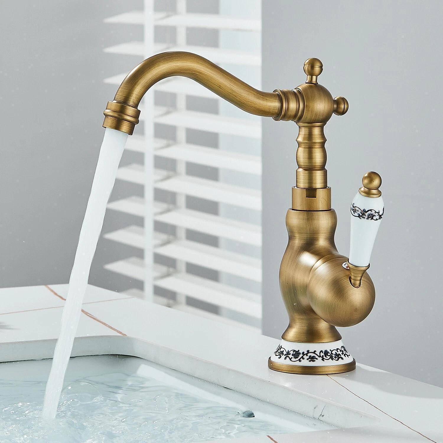 Antik-Messingarmaturen im Badezimmer mit weißem Porzellangriff und fließendem Wasser in ein Waschbecken oder eine Badewanne.
