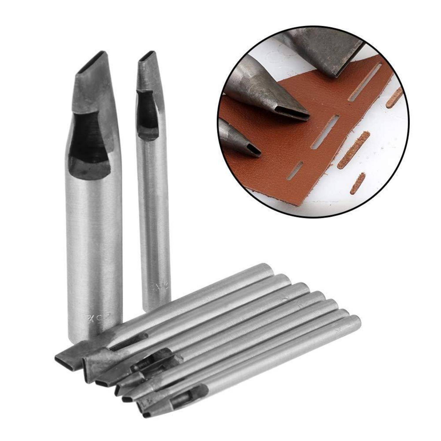 Satz von Metallstanzwerkzeugen mit spitzen Enden, dargestellt mit vergrößerter Nahaufnahme beim Stanzen länglicher Schlitze in Leder oder ähnliches Material.