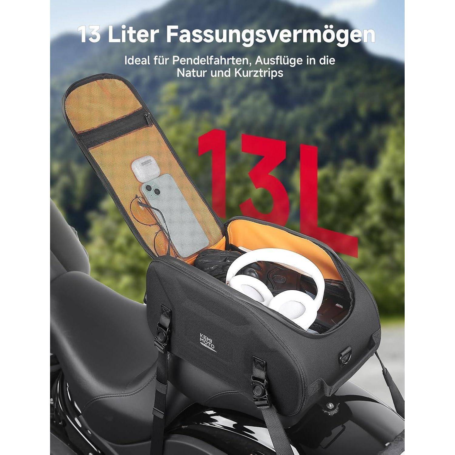 Schwarze 13-Liter-Motorrrad-Sitztasche auf einem Fahrradsattel mit geöffnetem Deckel, der Kopfhörer und ein Telefon zeigt; der Text besagt „13-Liter-Fassungsvermögen" und „Ideal für Pendelfahrten, Ausflüge in die Natur und Kurztrips"".