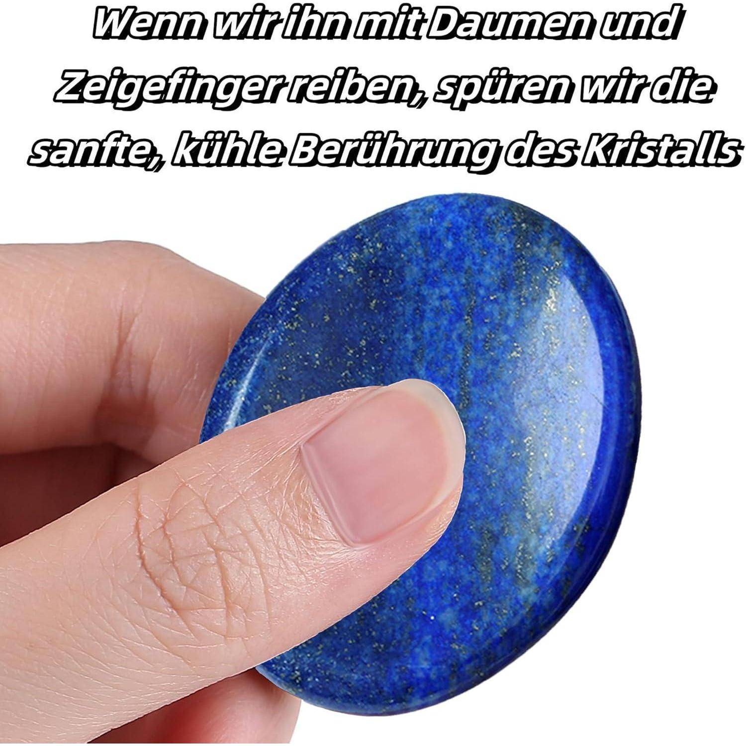 Eine Hand reibt einen blauen polierten Kristall, mit deutschem Text, der besagt, dass das Reiben mit Daumen und Zeigefinger eine sanfte, kühle Berührung erzeugt.