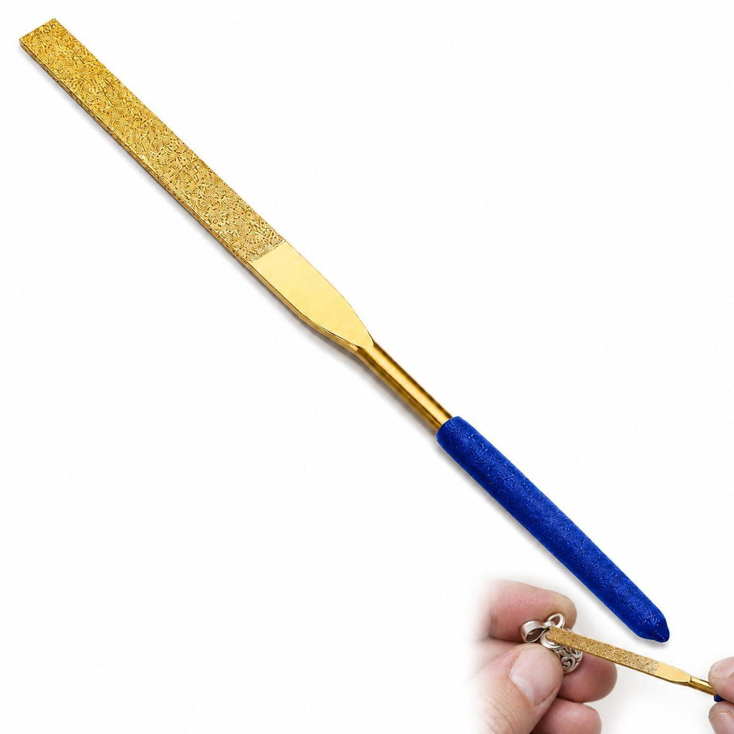 Goldfarbene Nagelfeile mit blauem Griff, gezeigt mit einer Hand, die eine kleinere passende Feile zum Größenvergleich hält.