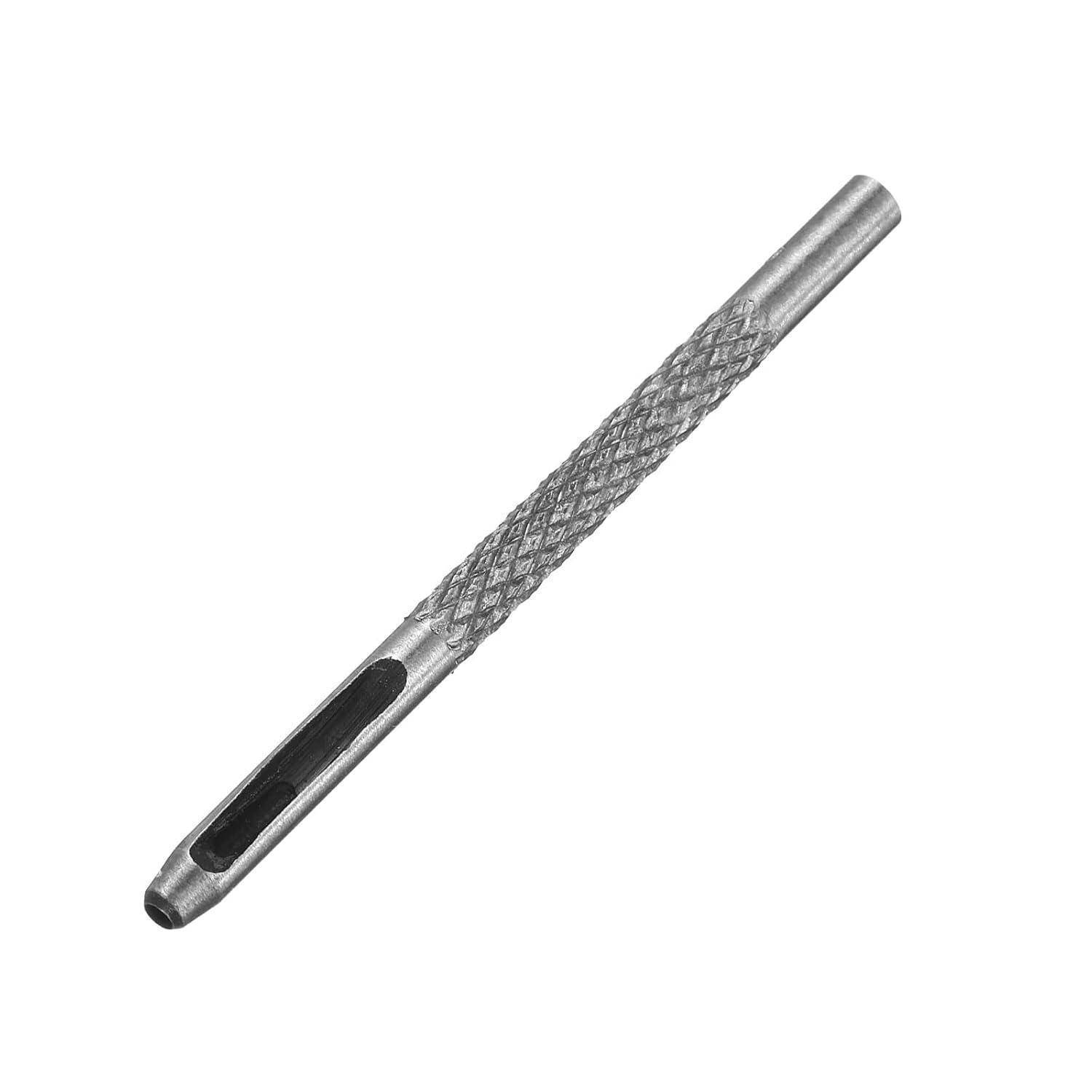 Metallreibahle oder Entgratungswerkzeug mit strukturiertem Griff und hohem Schneidende auf weißem Hintergrund