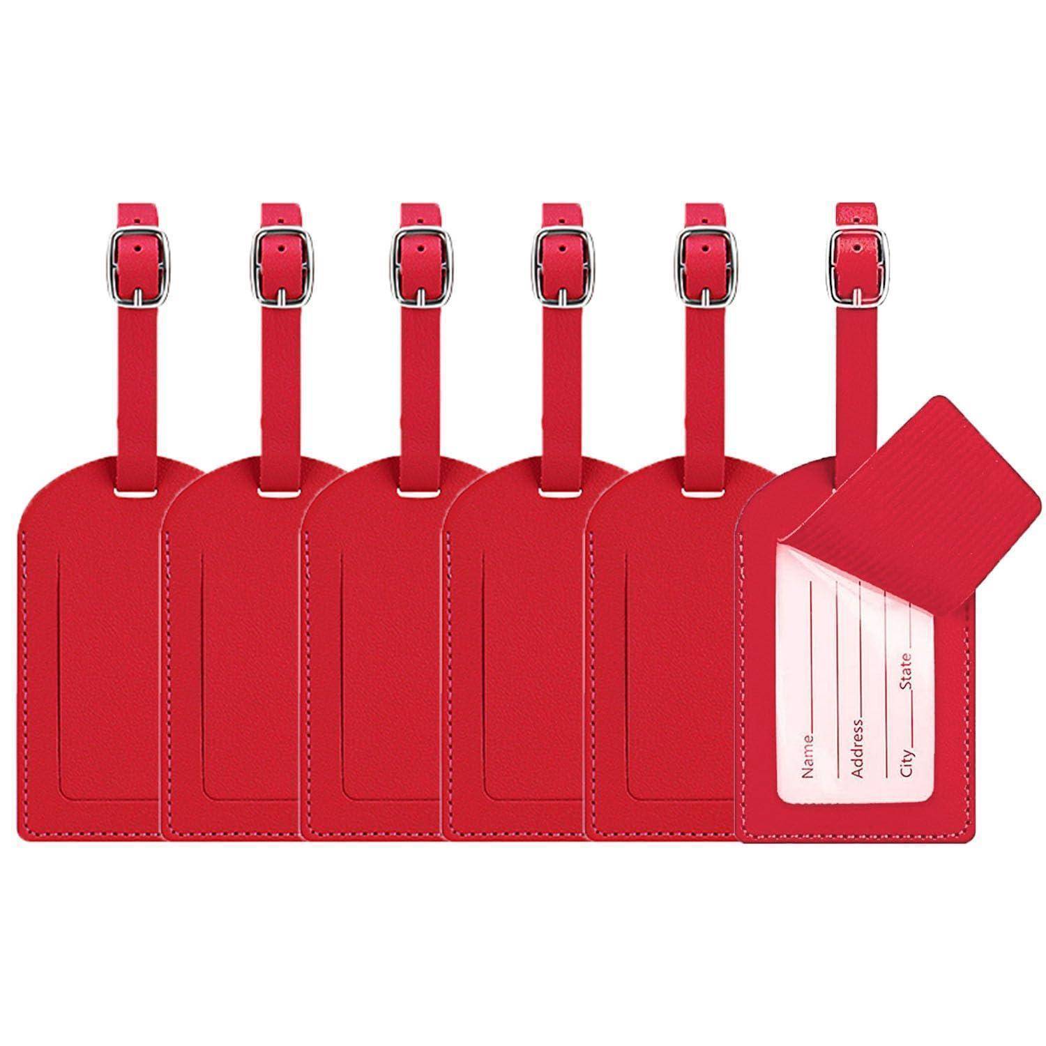 Rotes Gepäckanhänger-Set mit sechs passenden Anhängern, einer geöffnet mit einer Adresskarte.