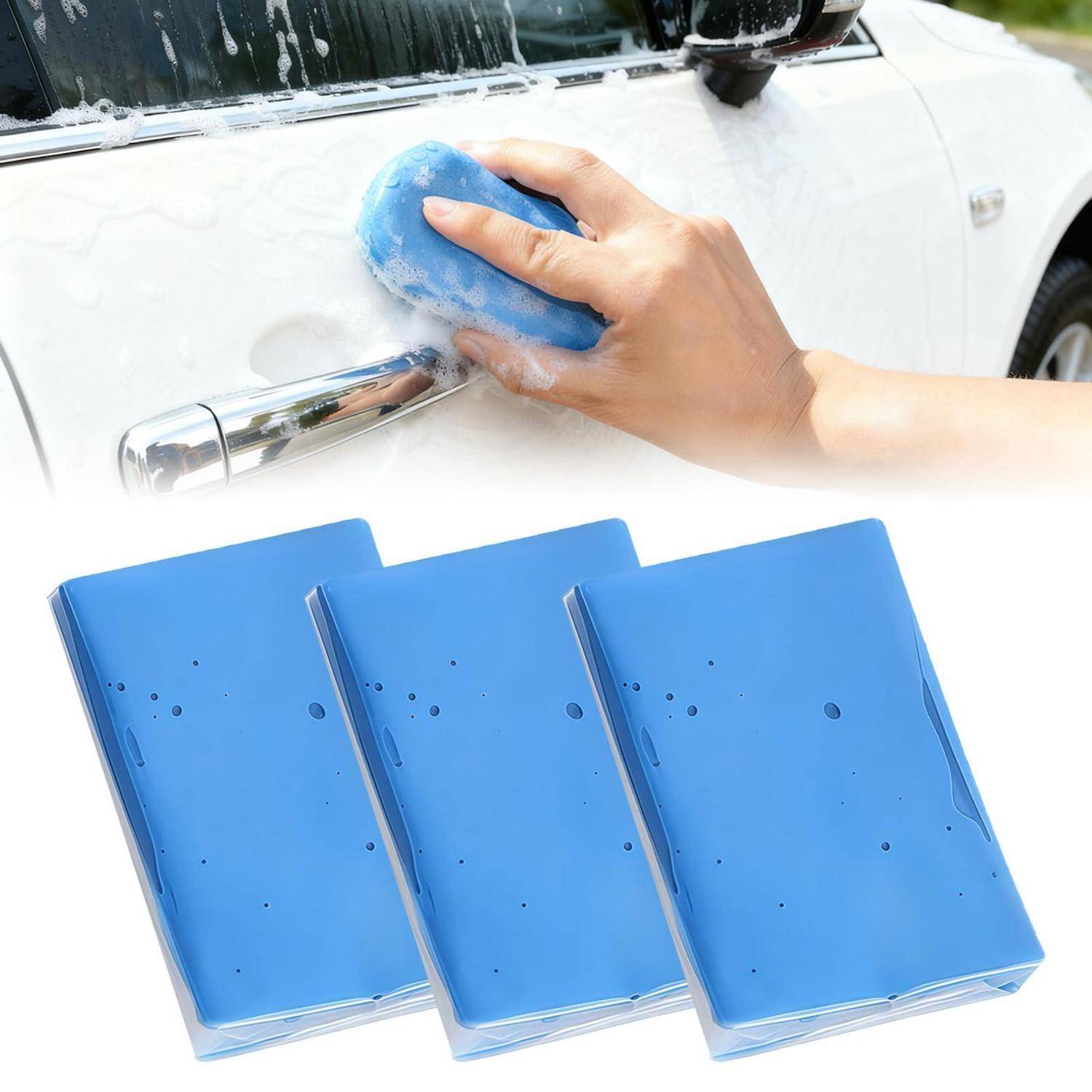 Ein weißes Autotürfenster von Hand mit einem blauen Schwamm waschen; drei blaue Schwammpads werden unten angezeigt.