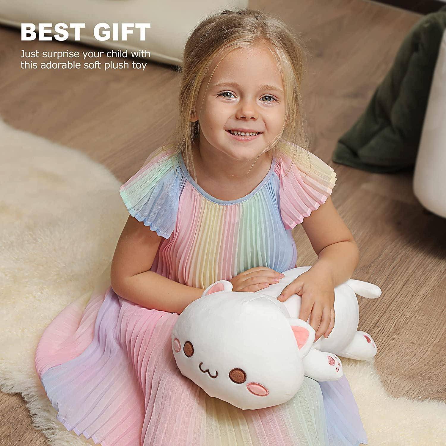 Lächelndes junges Mädchen in einem Pastellkleid umarmt ein weißes weiches Plüschkatzenspieltzeug auf einem Teppich, mit Text, der 