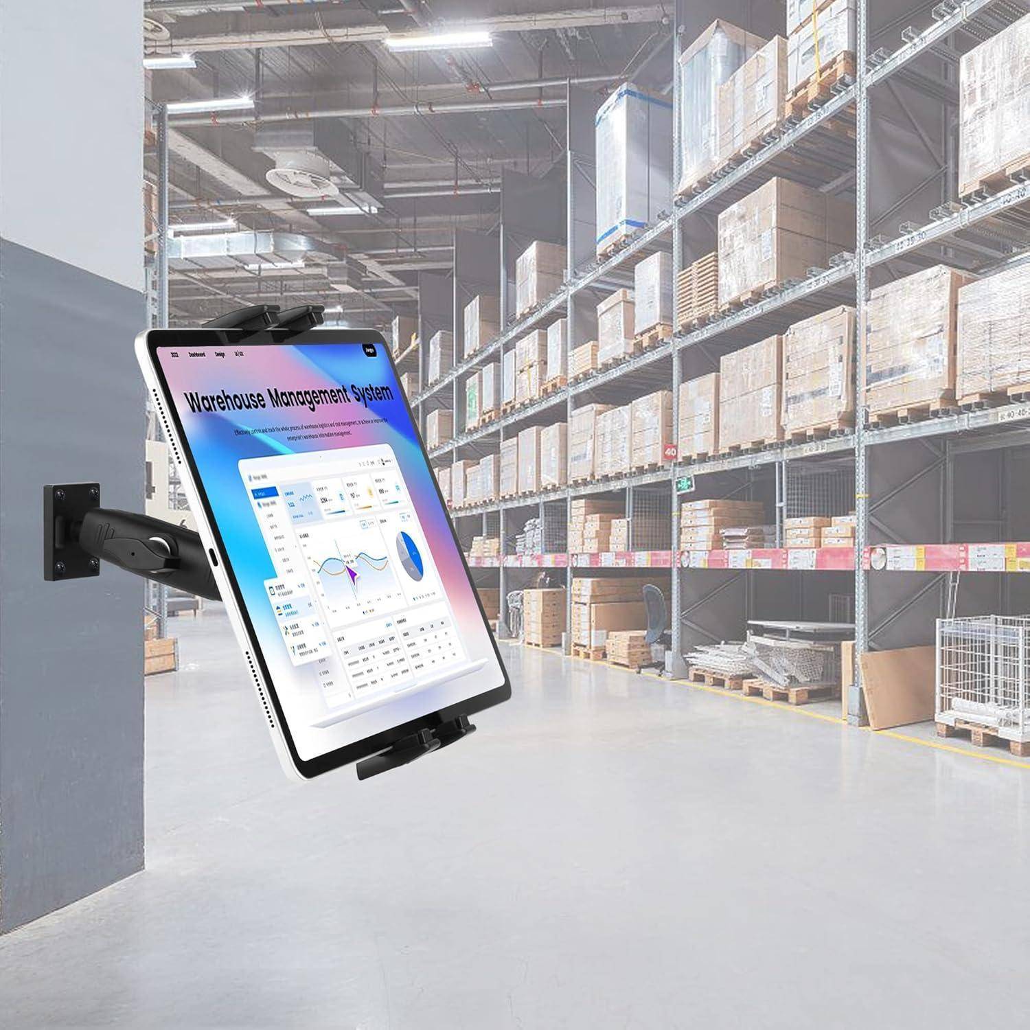 Tablet mit einem Dashboard des "Lagerverwaltungssystems"" in einem Warehouse-Gang montiert, mit gestapelten Paletten und Regalen.