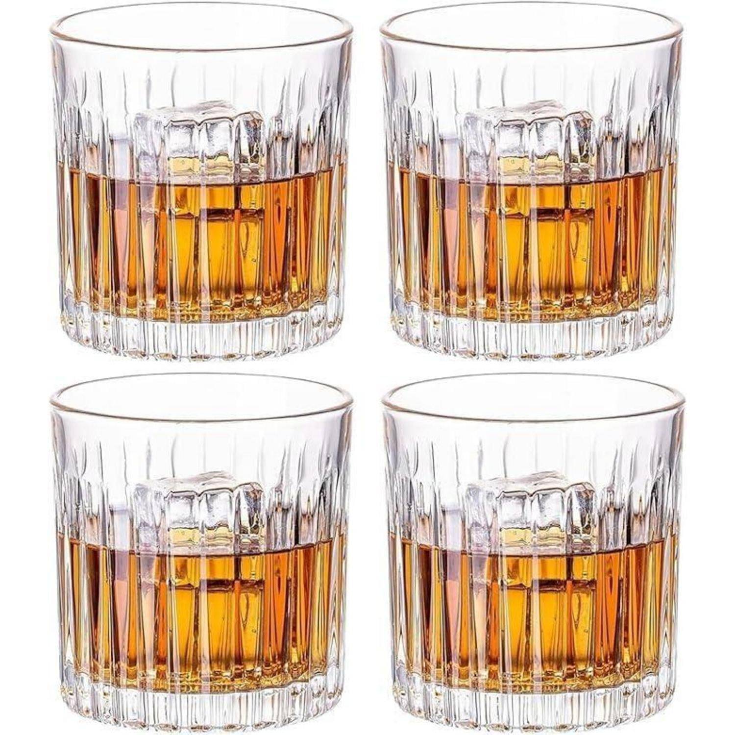Vier klare Whiskygläser, jeweils gefüllt mit bernsteinfarbenem Whiskey und Eiswürfeln, angeordnet in einem 2-mal-2-Layout auf weißem Hintergrund.