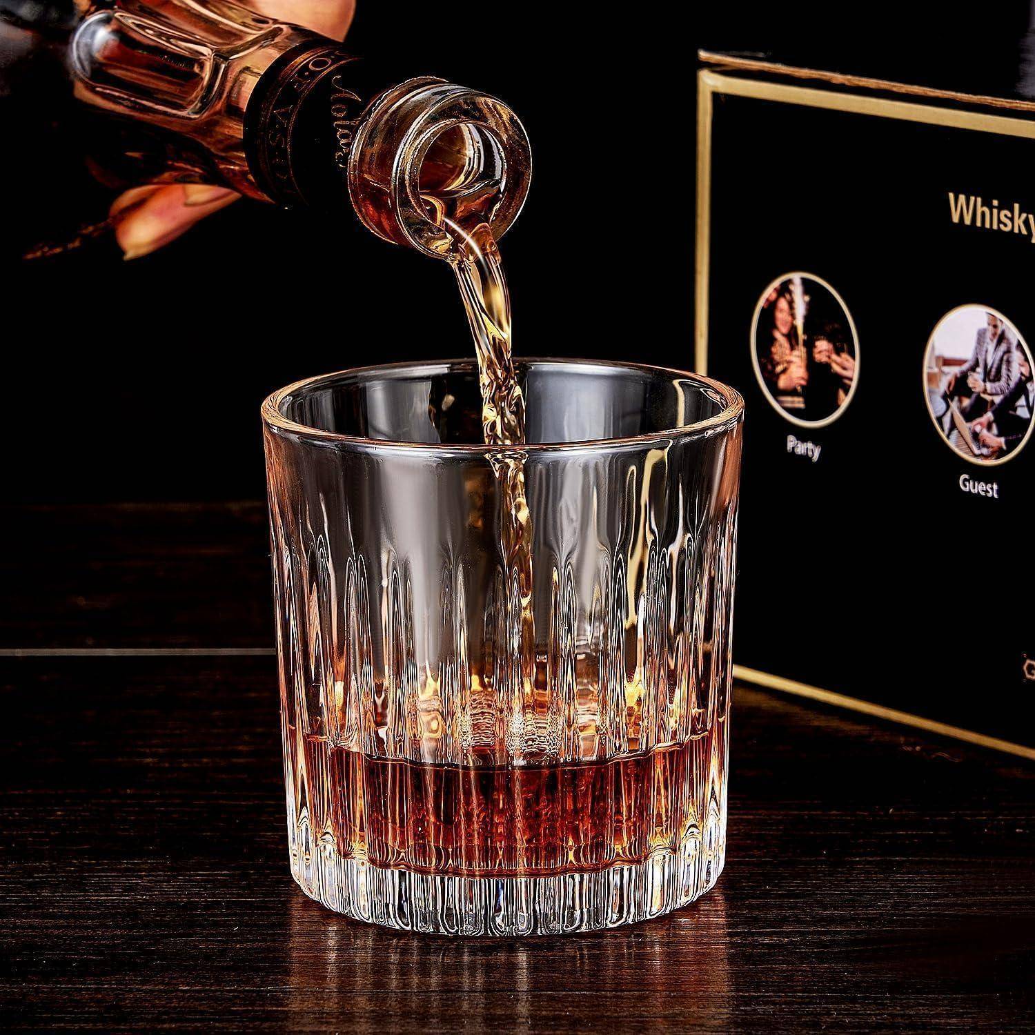 Whiskey wird aus einer Flasche in ein Glas auf einem dunklen Tisch gegossen, mit einer Barmenü im Hintergrund.
