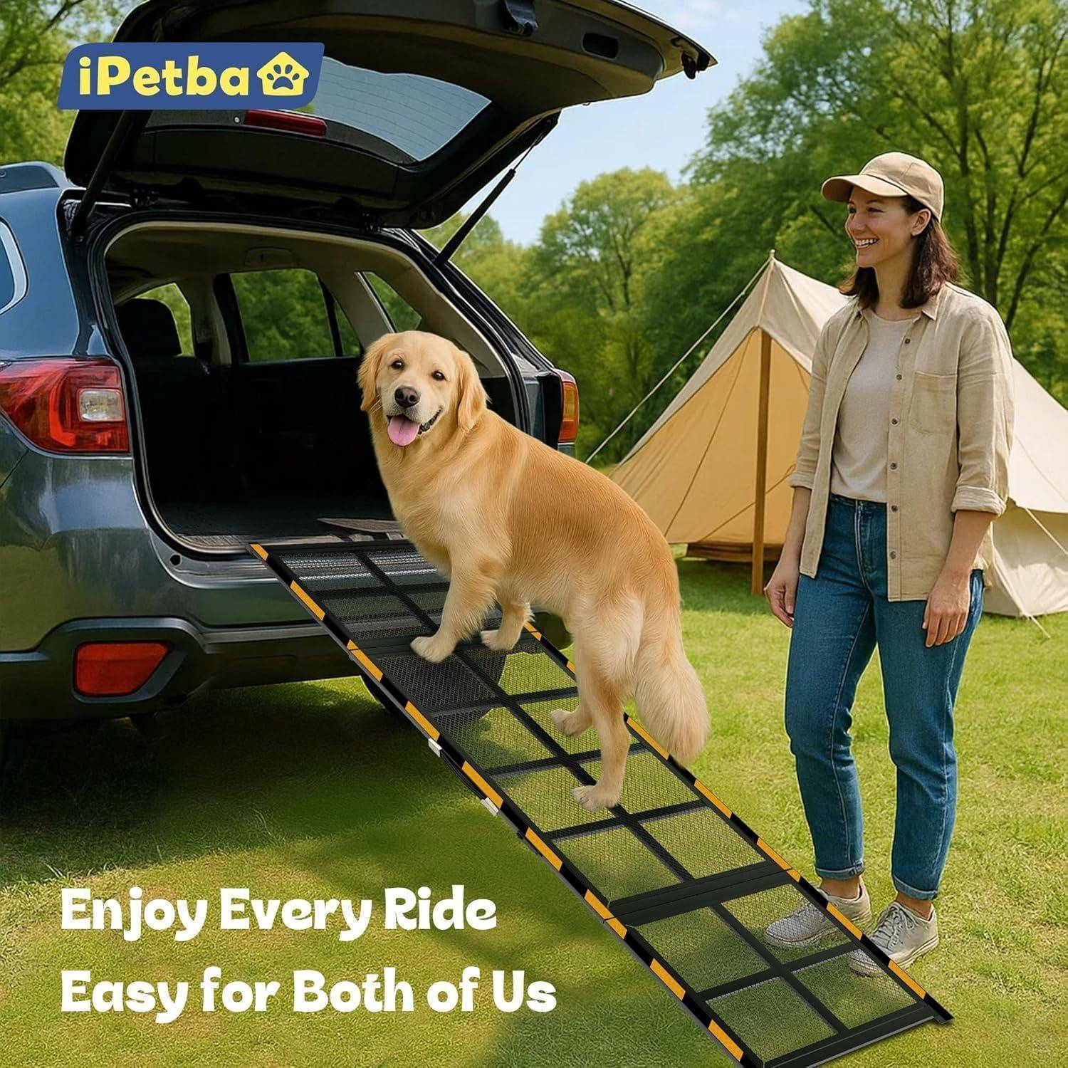 Ein Golden Retriever benutzt eine Rampe, um in einen SUV zu klettern, während eine lächelnde Frau in der Nähe auf einem Campingplatz steht; iPetba Logo und Text: „Genießen Sie jede Fahrt Einfach für uns beide