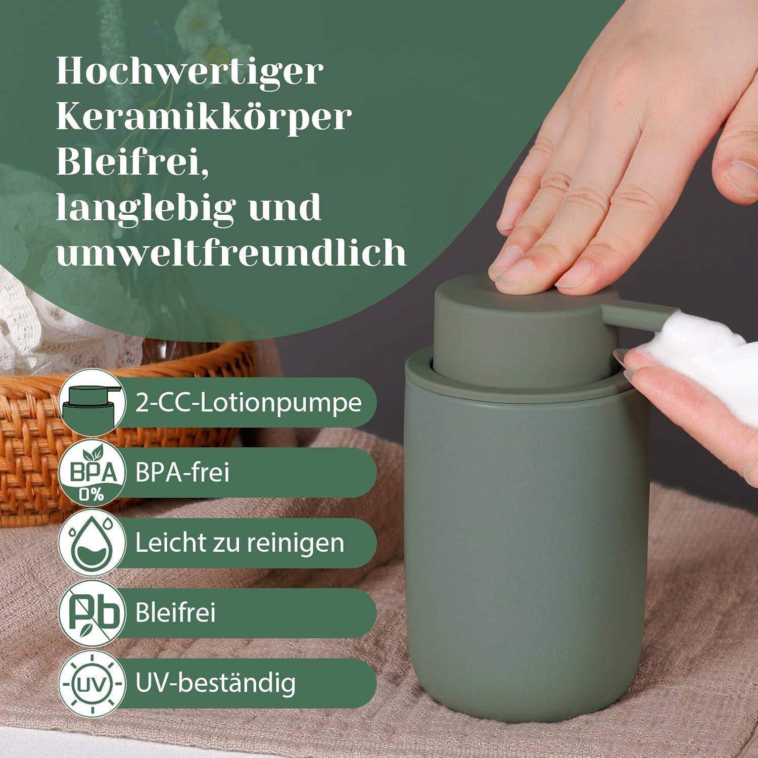 Grüne Keramik-Lotion-Pumpflasche wird von einer Hand gedrückt, mit deutschem Text, der sie als bleifrei, langlebig, umweltfreundlich, BPA-frei, leicht zu reinigen und UV-beständig hervorhebt.