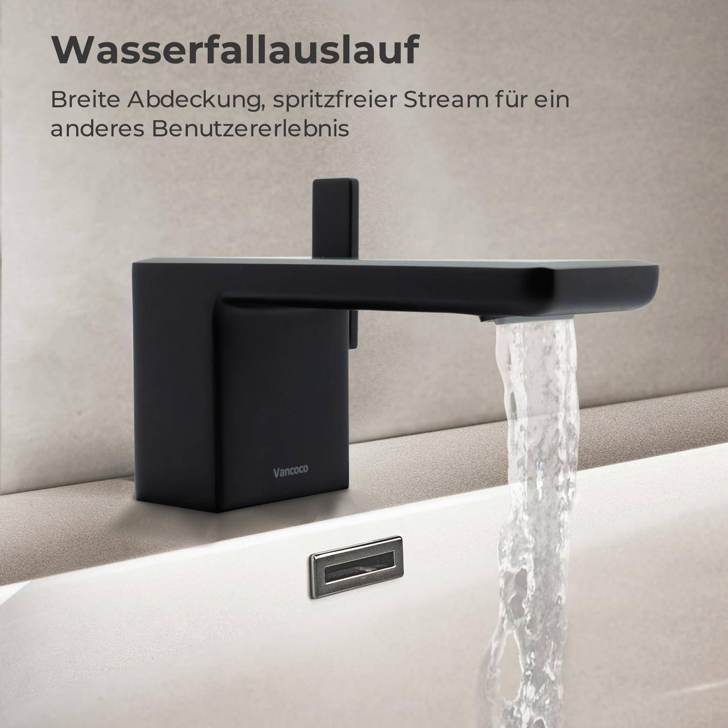 Schwarzer moderner Badezimmerhahn mit Wasserfallauslauf, der einen breiten, spritzfreien Strahl in ein Waschbecken gießt; der deutsche Text liest sich „Wasserfallauslauf