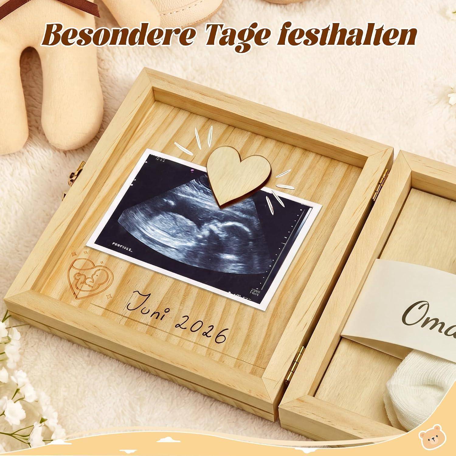 Geschenkboxen mit einem Babyultraschallfoto und einem Herz; deutscher Text „Besondere Tage festhalten