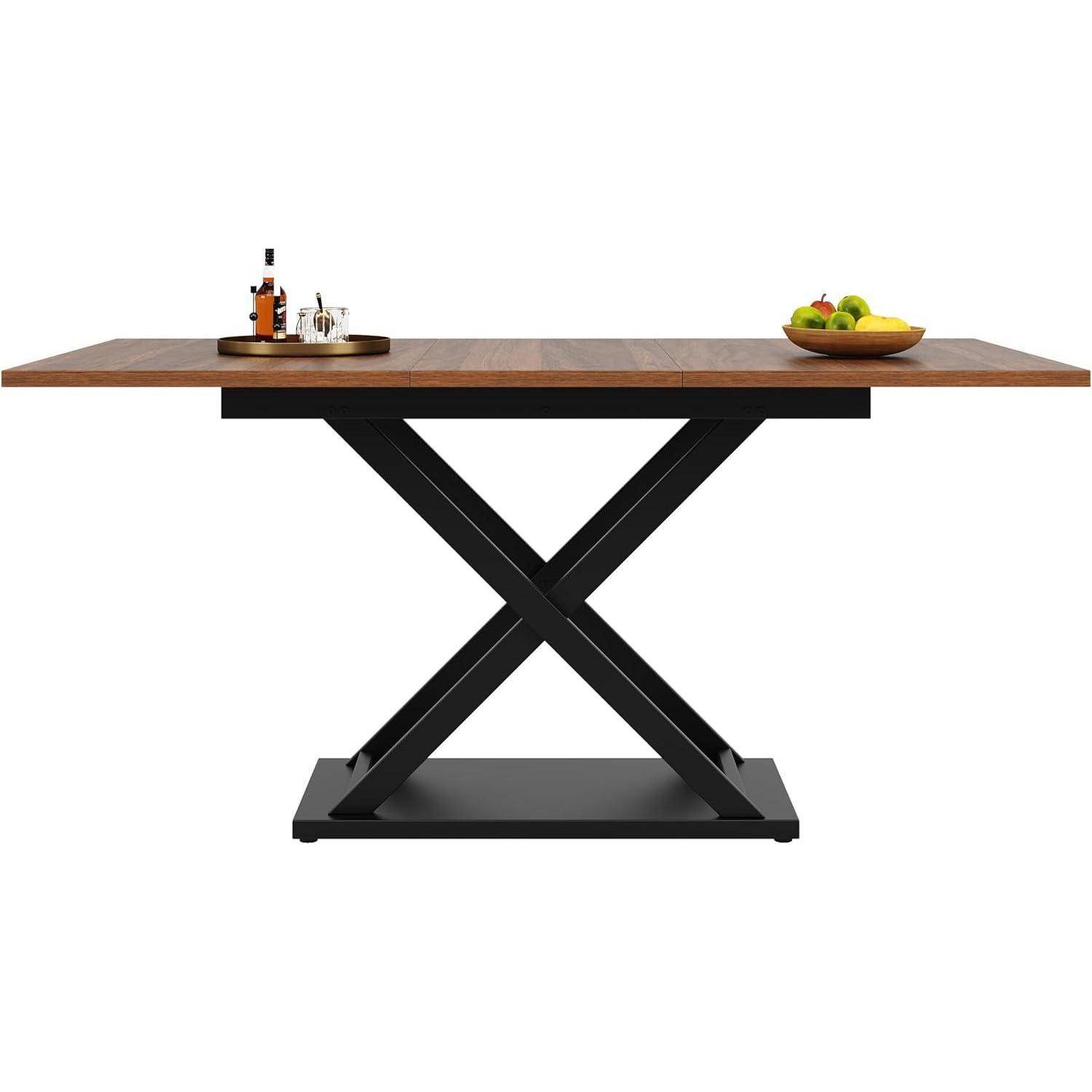 Moderner rechteckiger Esstisch mit Holzplatte und schwarzem X-förmigem Gestell, dargestellt mit einem Tablett und einer Obstschale auf weißem Hintergrund.