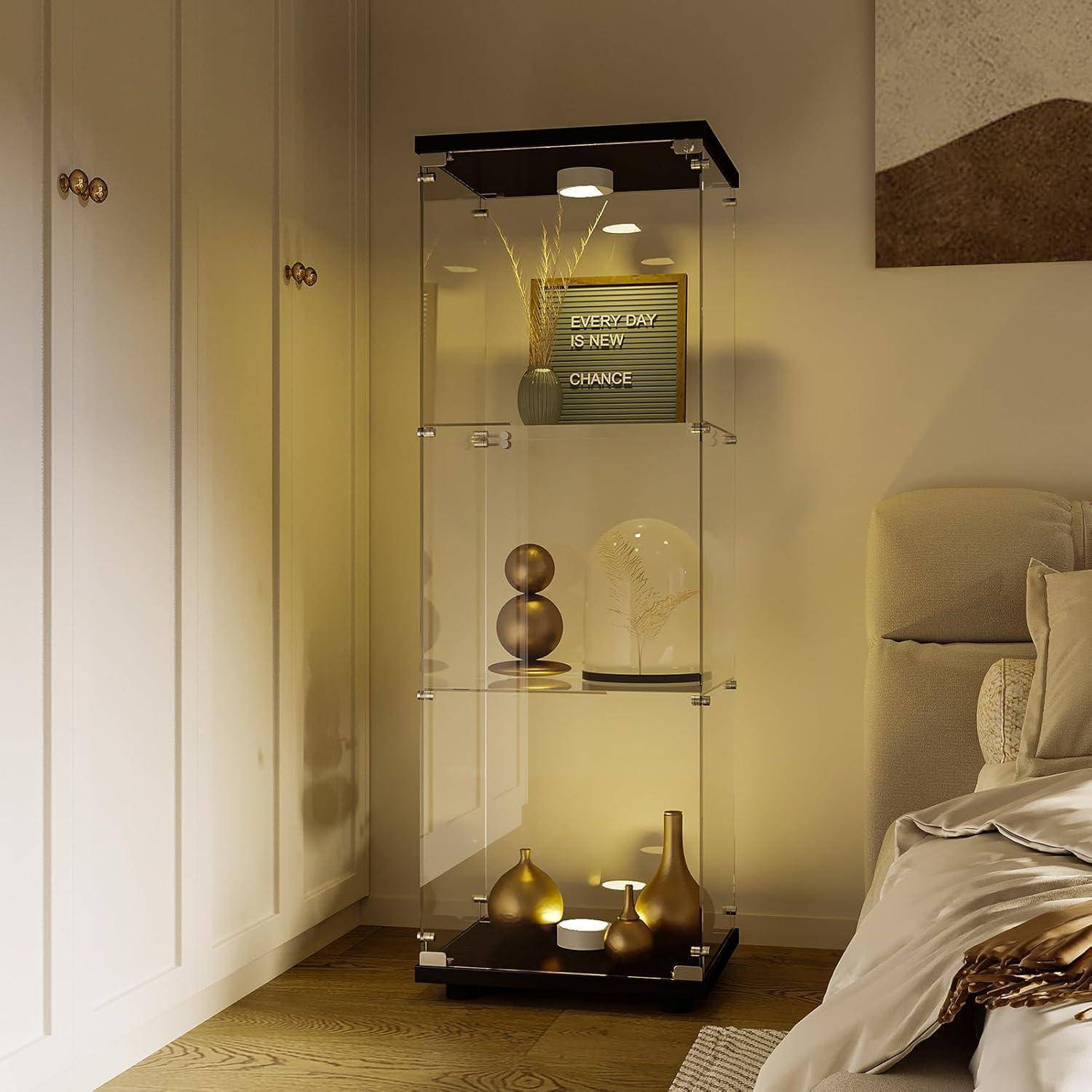 Hohes Glasvitrinen-Schrank neben einem Bett, warm beleuchtet und gefüllt mit Dekorationsobjekten und einem Schild mit der Aufschrift „JEDEN TAG IST EINE NEUE CHANCE
