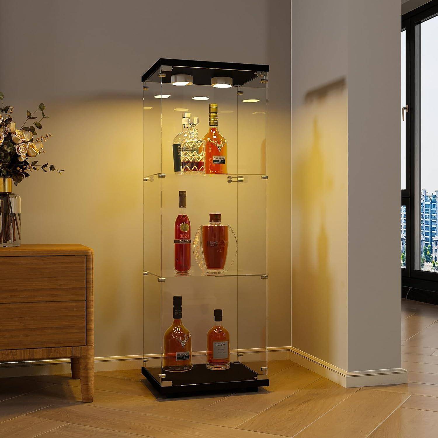 Ein beleuchteter Glasschiebebank hält mehrere dekorative Likörflaschen in einem modernen Zimmer in der Nähe eines Fensters.