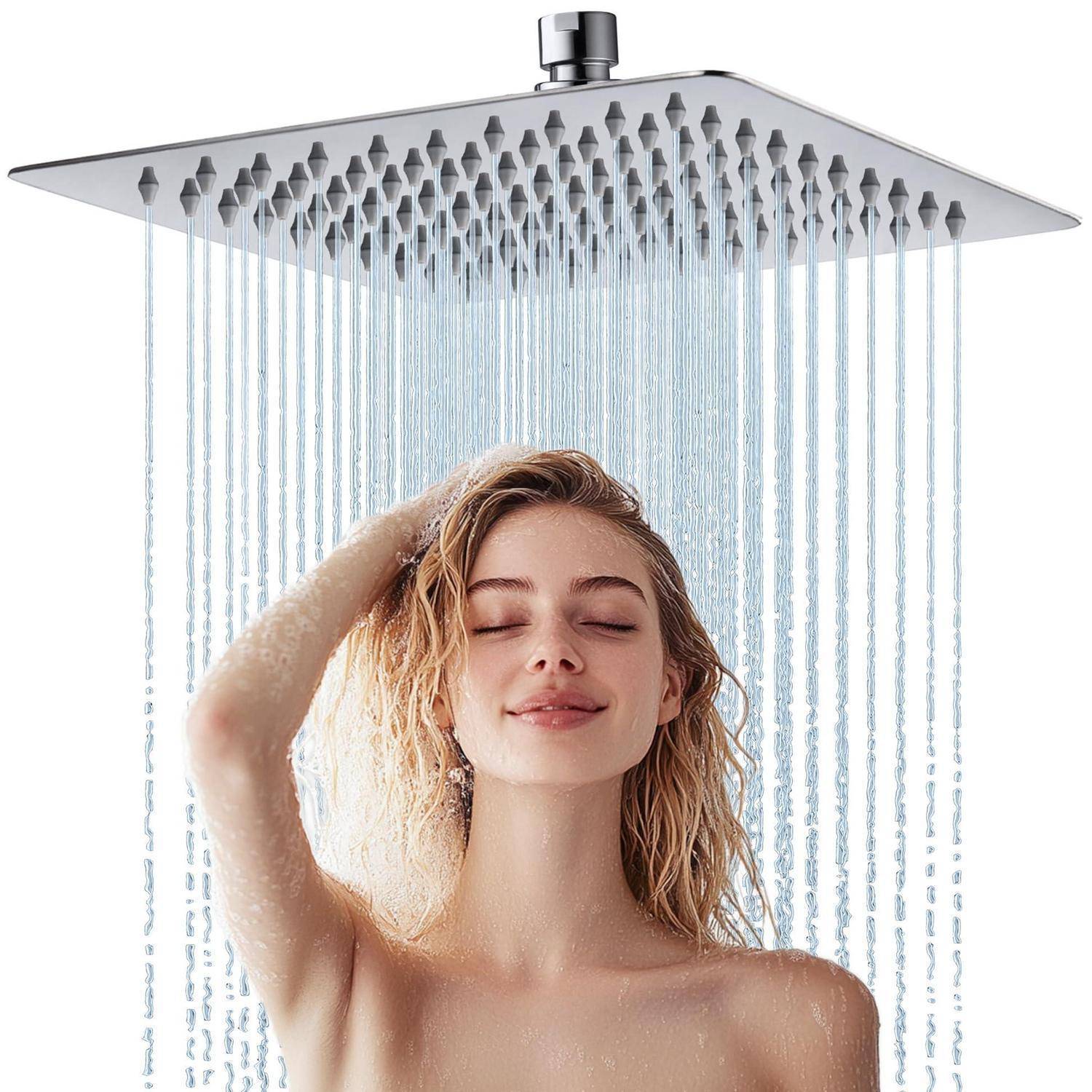 Junge Frau duscht unter einem großen Regenduschkopf, Augen geschlossen und Hand im Haar, genießt das Wasser.