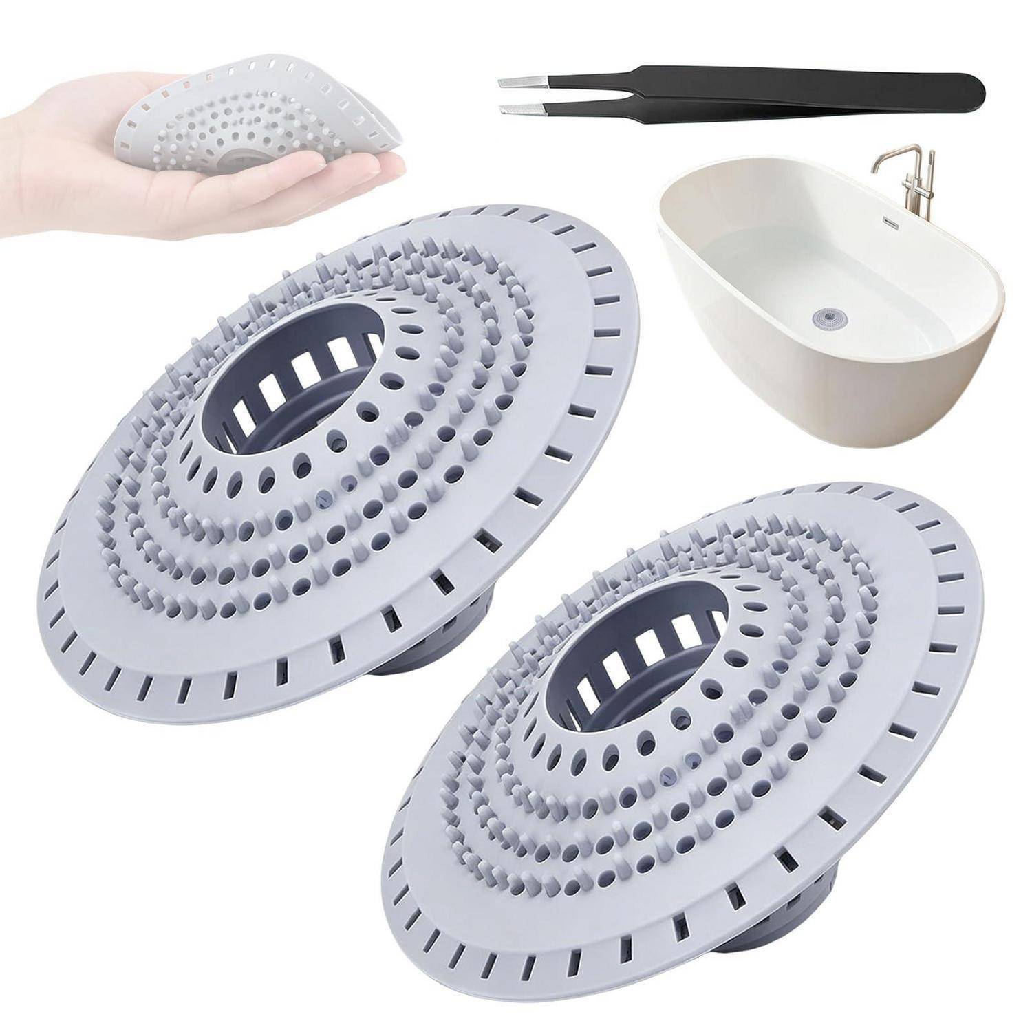 Grauer Silikonablauf-Haarfänger, gezeigt mit einer Pinzette und einem Badewannensink, der sein flexibles, perforiertes Design zum Auffangen von Haaren in Abläufen hervorhebt.