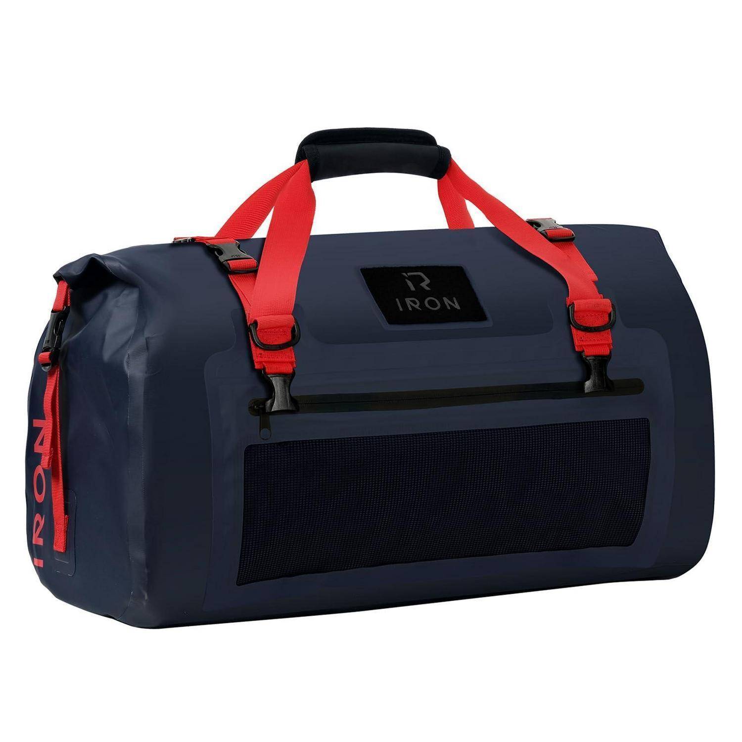 Marineblaue Reisetasche mit roten Trägern, schwarzem Griff und vorderer Netztasche, auf weißem Hintergrund dargestellt.