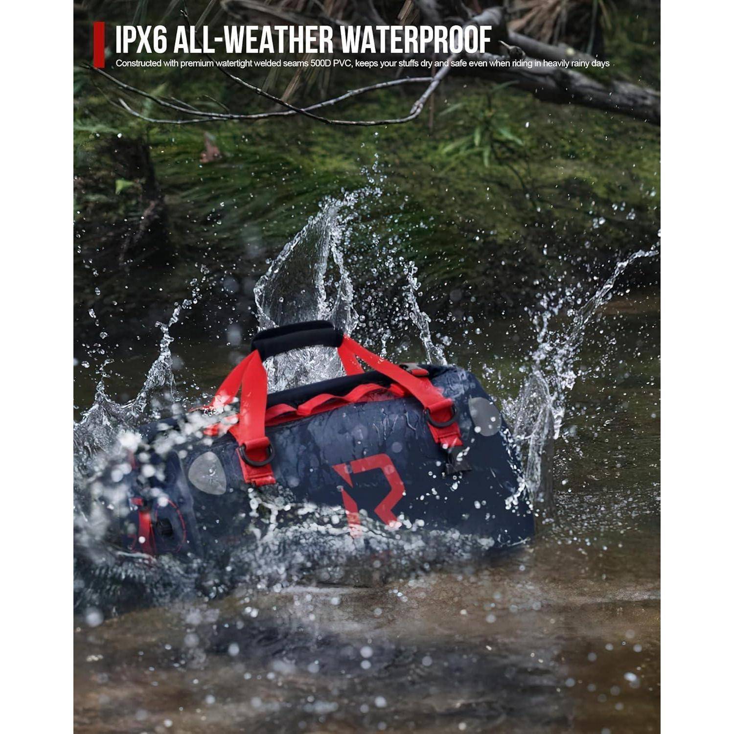 Wasserdichte Reisetasche mit roten Griffen, die ins Wasser spritzt, gekennzeichnet mit „IPX6 ALLWETTER-WASSERDICHT" und dargestellt als wetterbeständig für regnerische Bedingungen.