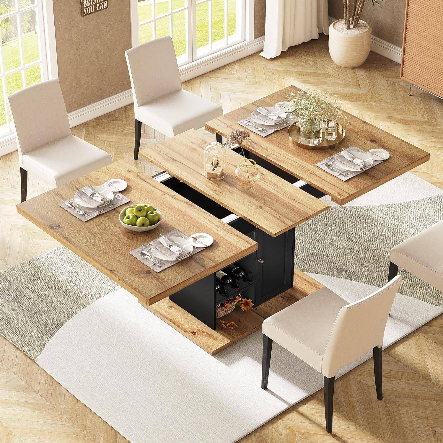 Moderner Essbereich mit einem Holz-Klapptisch mit ausklappbarer Oberfläche, eingedeckt mit Tellern, Gläsern und einer Schüssel mit grünen Äpfeln, umgeben von weißen Stühlen.