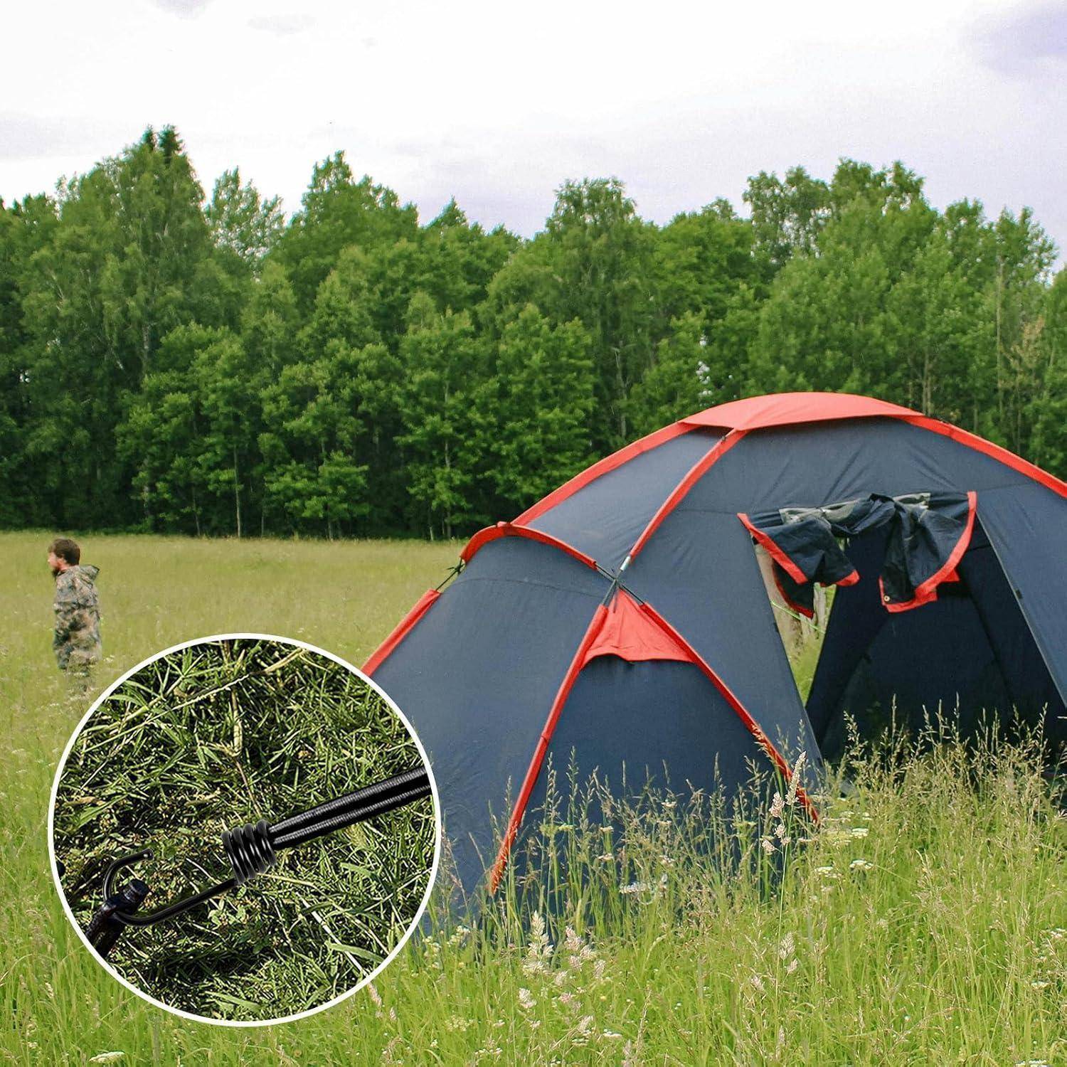 Rotes und graues Campingzelt in einem Grasfeld aufgestellt, mit einer vergrößerten Nahaufnahme eines Zeltstifts, der eine Abspannleine sichert.